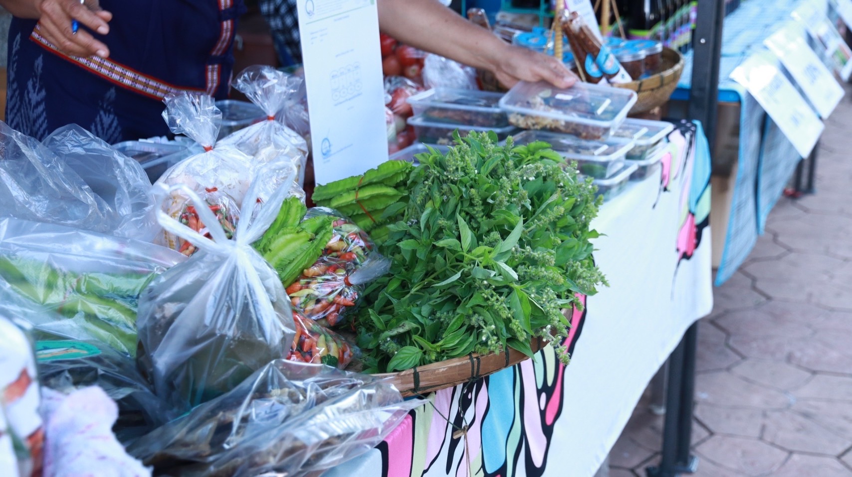 พช.สกลนคร : จัดตลาดนัดสินค้า OTOP สู้ภัยโควิด-19 ครั้งที่ 4