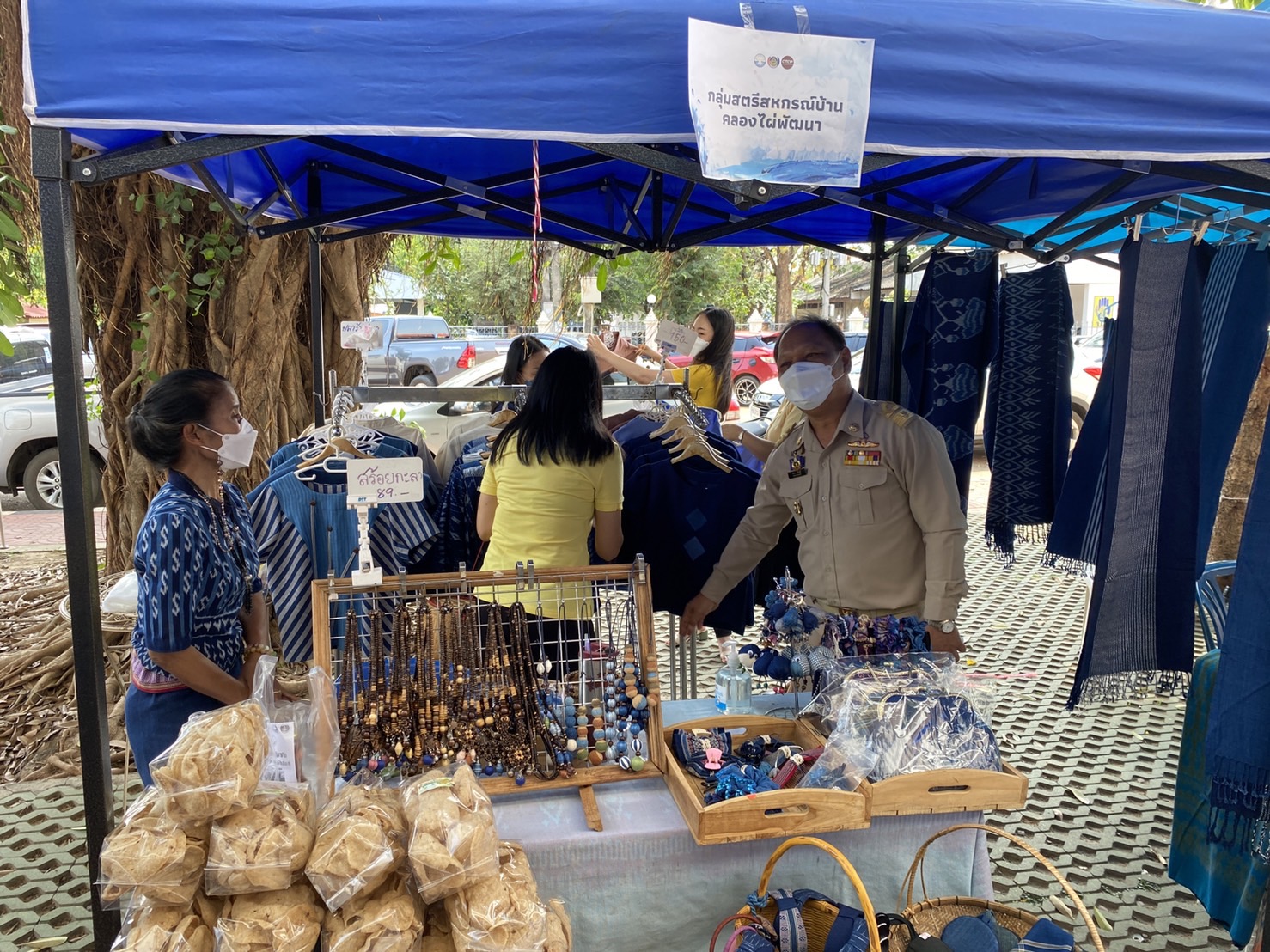พช.สกลนคร : จัดตลาดนัดสินค้า OTOP สู้ภัยโควิด-19 ครั้งที่ 4