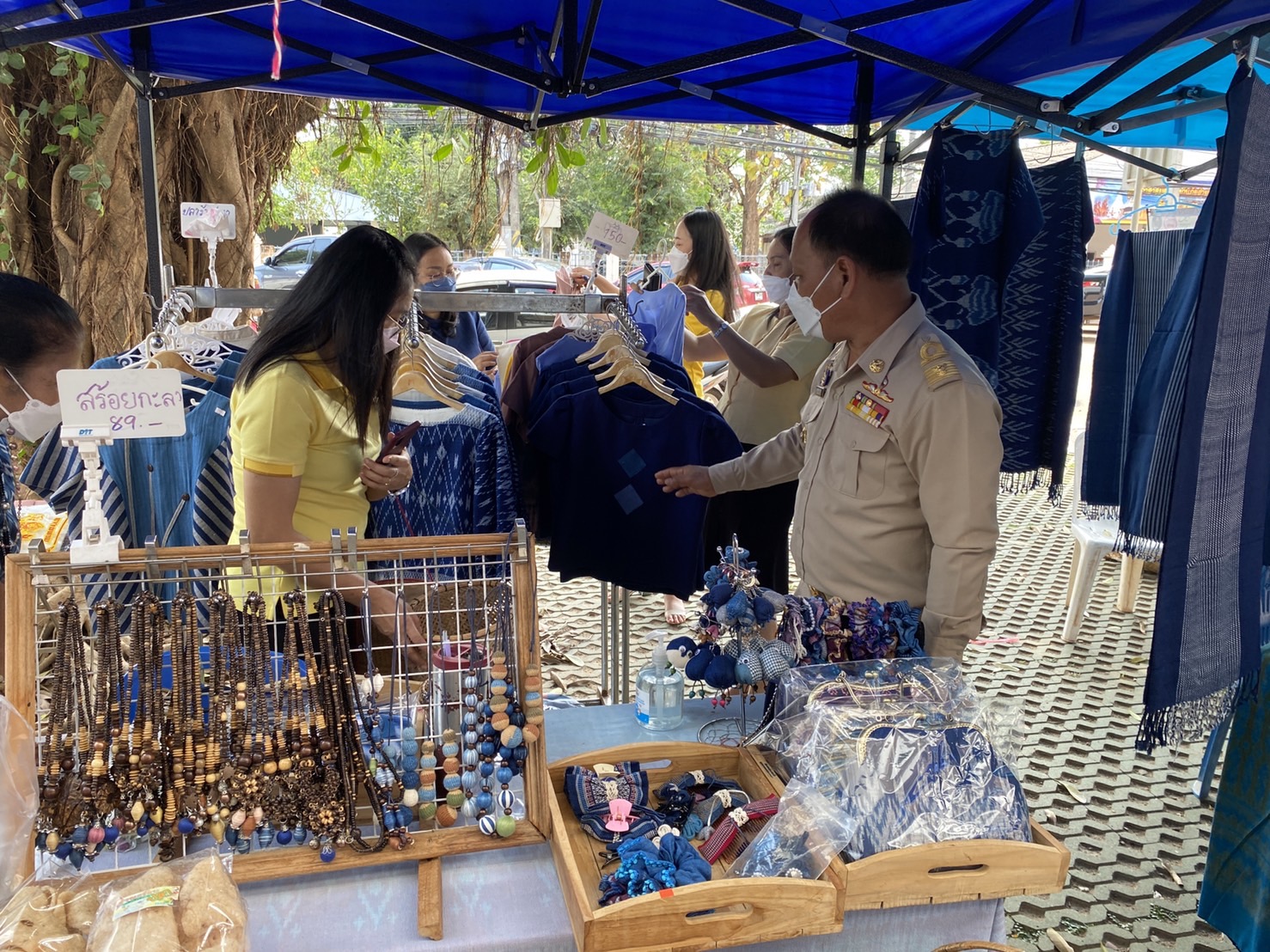 พช.สกลนคร : จัดตลาดนัดสินค้า OTOP สู้ภัยโควิด-19 ครั้งที่ 4