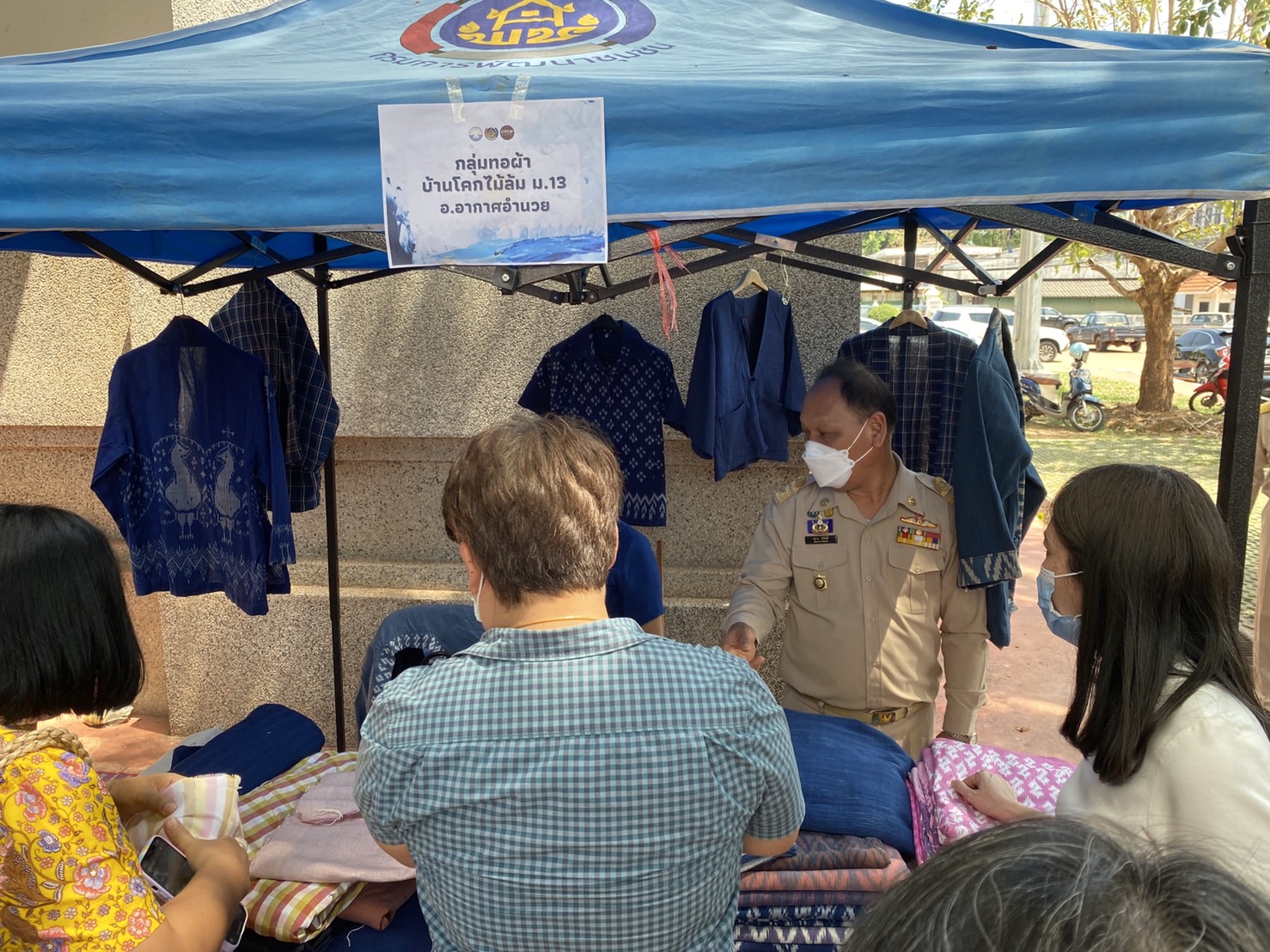 พช.สกลนคร : จัดตลาดนัดสินค้า OTOP สู้ภัยโควิด-19 ครั้งที่ 4