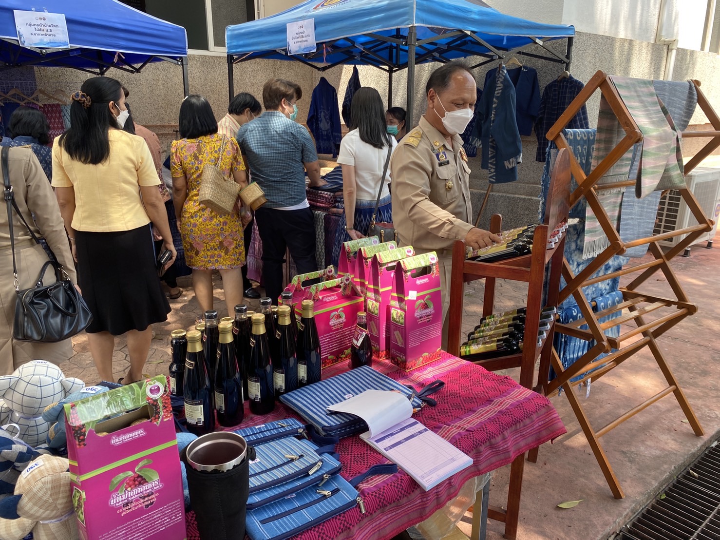 พช.สกลนคร : จัดตลาดนัดสินค้า OTOP สู้ภัยโควิด-19 ครั้งที่ 4