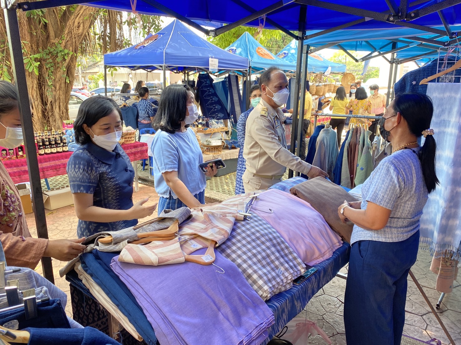 พช.สกลนคร : จัดตลาดนัดสินค้า OTOP สู้ภัยโควิด-19 ครั้งที่ 4