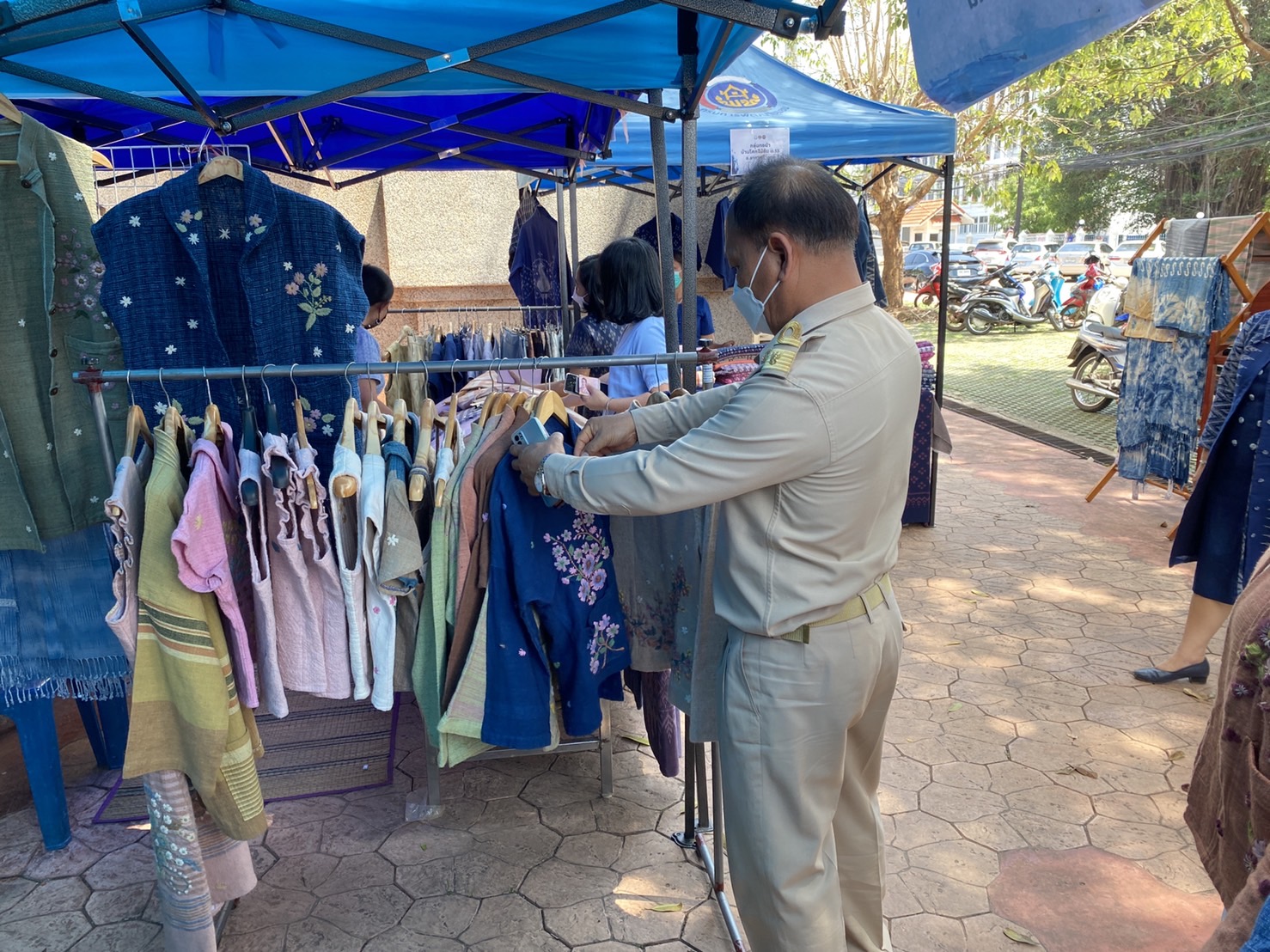 พช.สกลนคร : จัดตลาดนัดสินค้า OTOP สู้ภัยโควิด-19 ครั้งที่ 4