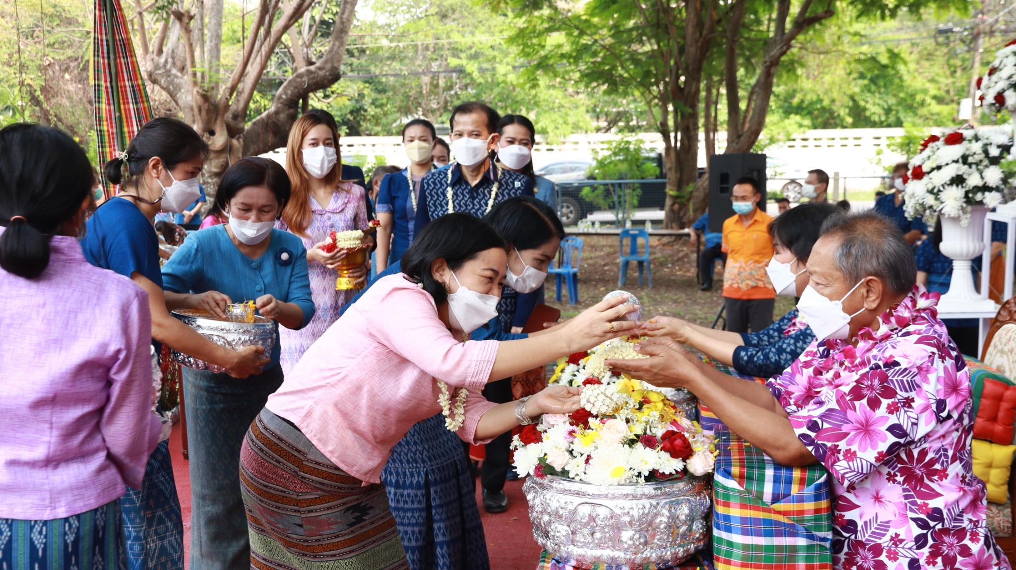 จังหวัดสกลนคร จัดสรงน้ำพระพุทธรูปและรดน้ำขอพร เนื่องในเทศกาลวันสงกรานต์ ปี 2565