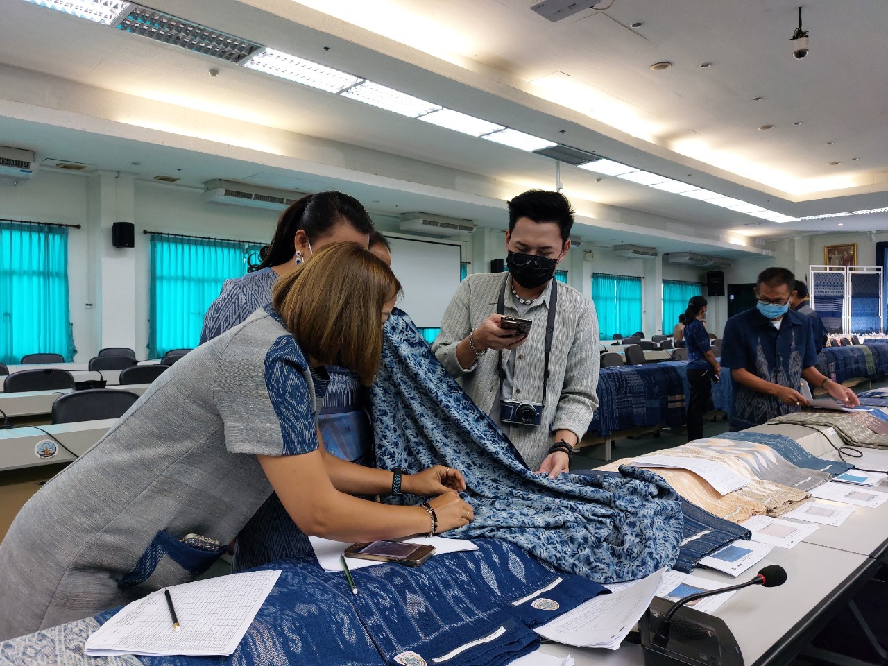 จังหวัดสกลนคร : จัดประกวดลายผ้าย้อมครามประจำจังหวัดสกลนคร “สืบสาน อนุรักษ์ศิลป์ผ้าถิ่นไทย ดำรงไว้ในแผ่นดิน” ประจำปี 2565