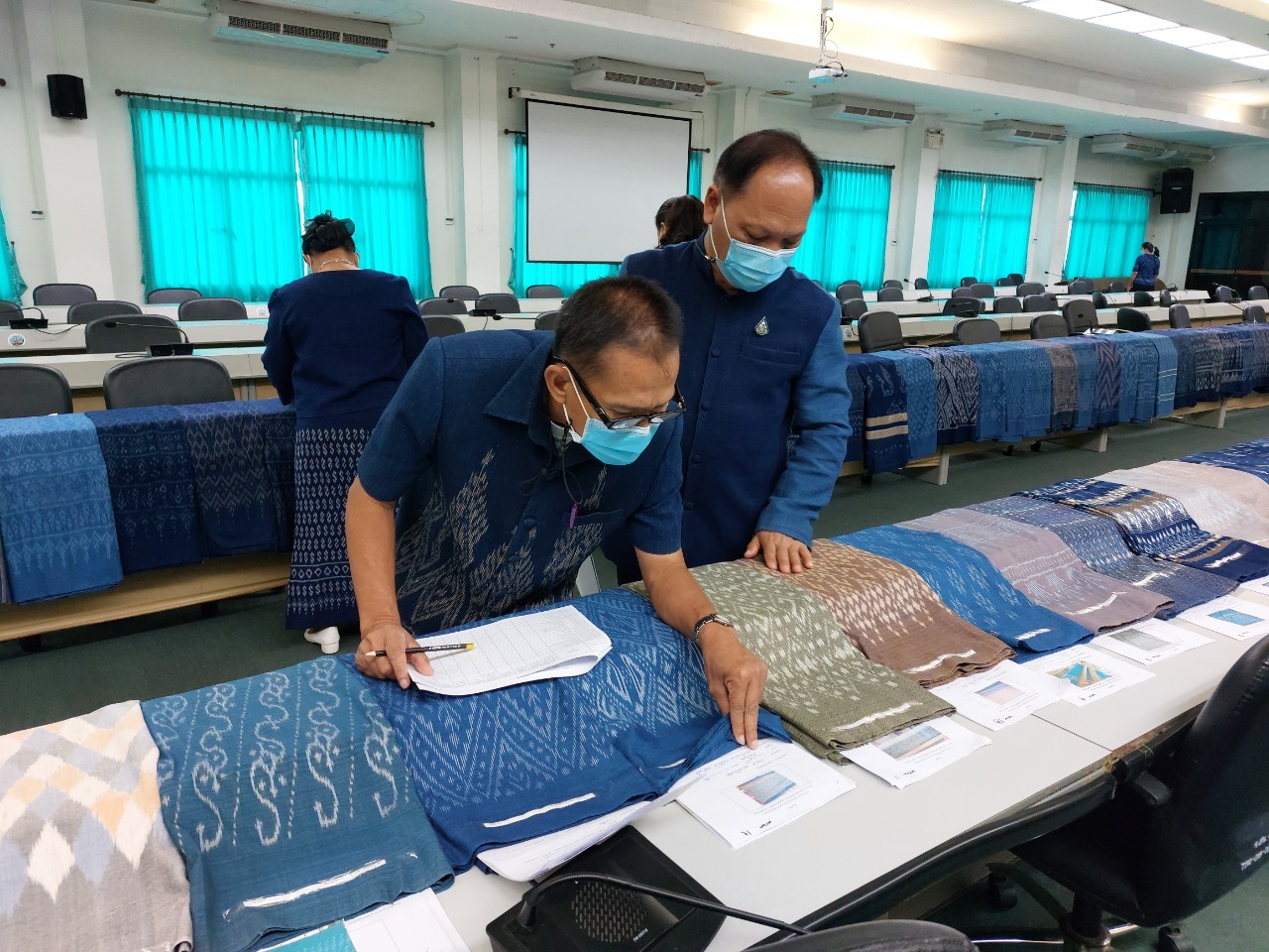 จังหวัดสกลนคร : จัดประกวดลายผ้าย้อมครามประจำจังหวัดสกลนคร “สืบสาน อนุรักษ์ศิลป์ผ้าถิ่นไทย ดำรงไว้ในแผ่นดิน” ประจำปี 2565