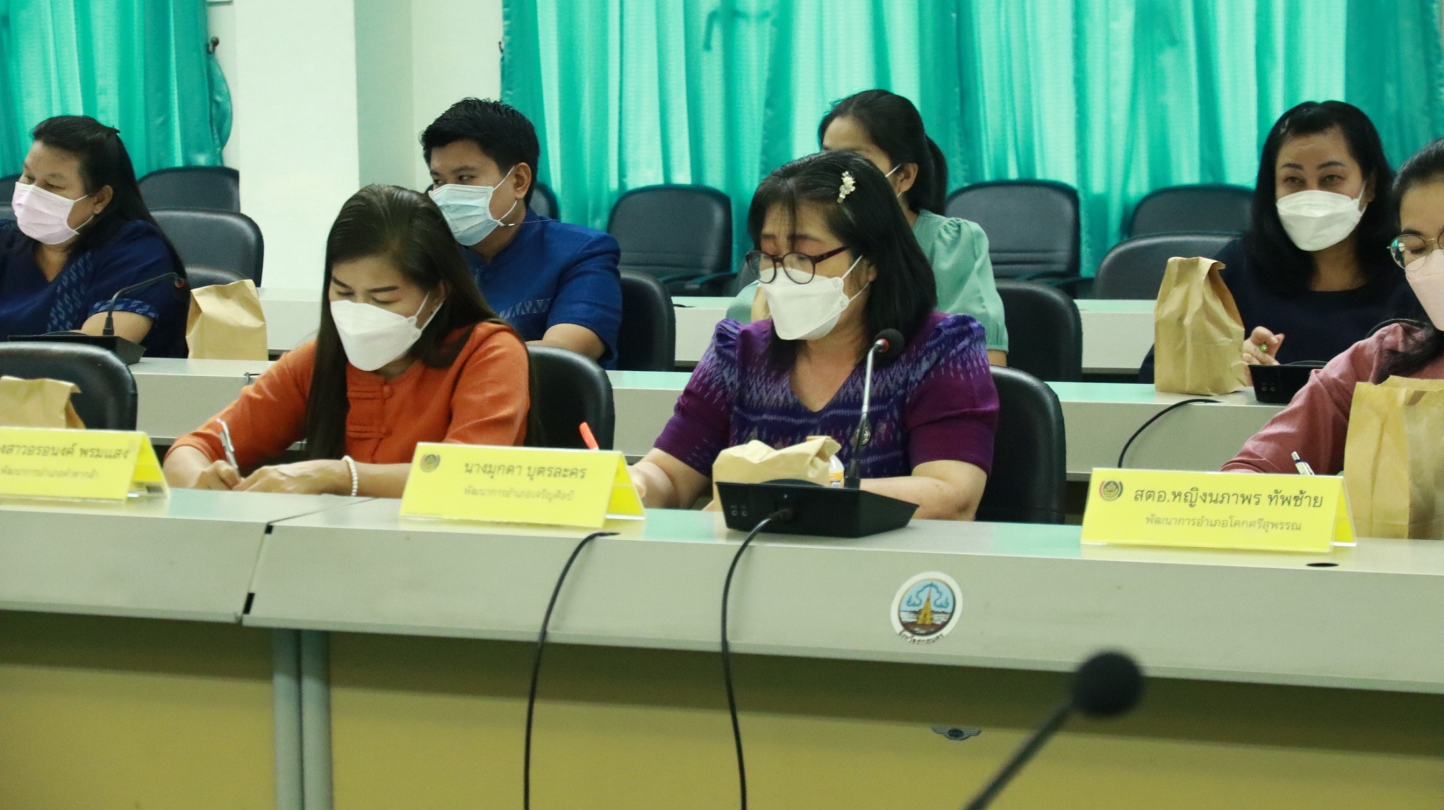 พช.สกลนคร : ร่วมรับการตรวจราชการของผู้ตรวจราชการกรมการพัฒนาชุมชน กระทรวงมหาดไทย และร่วมประชุมติดตามการขับเคลื่อนการดำเนินงานขจัดความยากจนและพัฒนาคนทุกช่วงวัยอย่างยั่งยืน ตามหลักปรัชญาของเศรษฐกิจพอเพียงในระดับพื้นที่