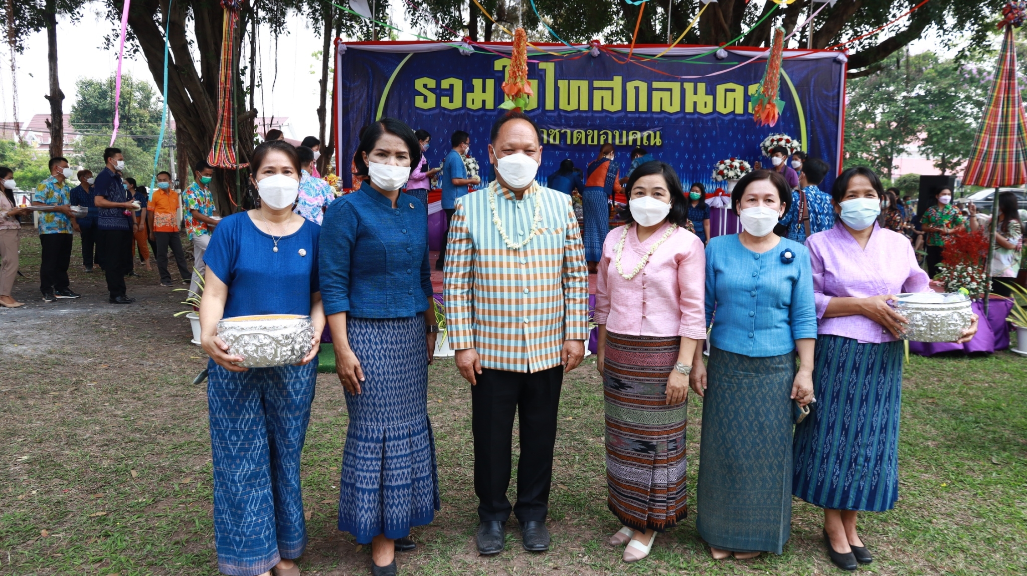 จังหวัดสกลนคร จัดสรงน้ำพระพุทธรูปและรดน้ำขอพร เนื่องในเทศกาลวันสงกรานต์ ปี 2565