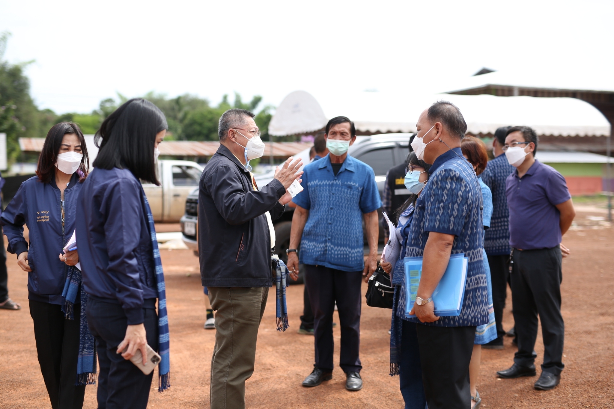 คณะทำงานกลั่นกรองแผนงาน/โครงการ สำหรับรองนายกรัฐมนตรี (นายอนุทิน ชาญวีรกูล) : สำรวจความเหมาะสมและความพร้อมของโครงการเพิ่มศักยภาพศูนย์เรียนรู้ผ้าย้อมครามบ้านดอนกอย “วิชชาลัยดอนกอย” วิถีแห่งการพัฒนาที่ยั่งยืน