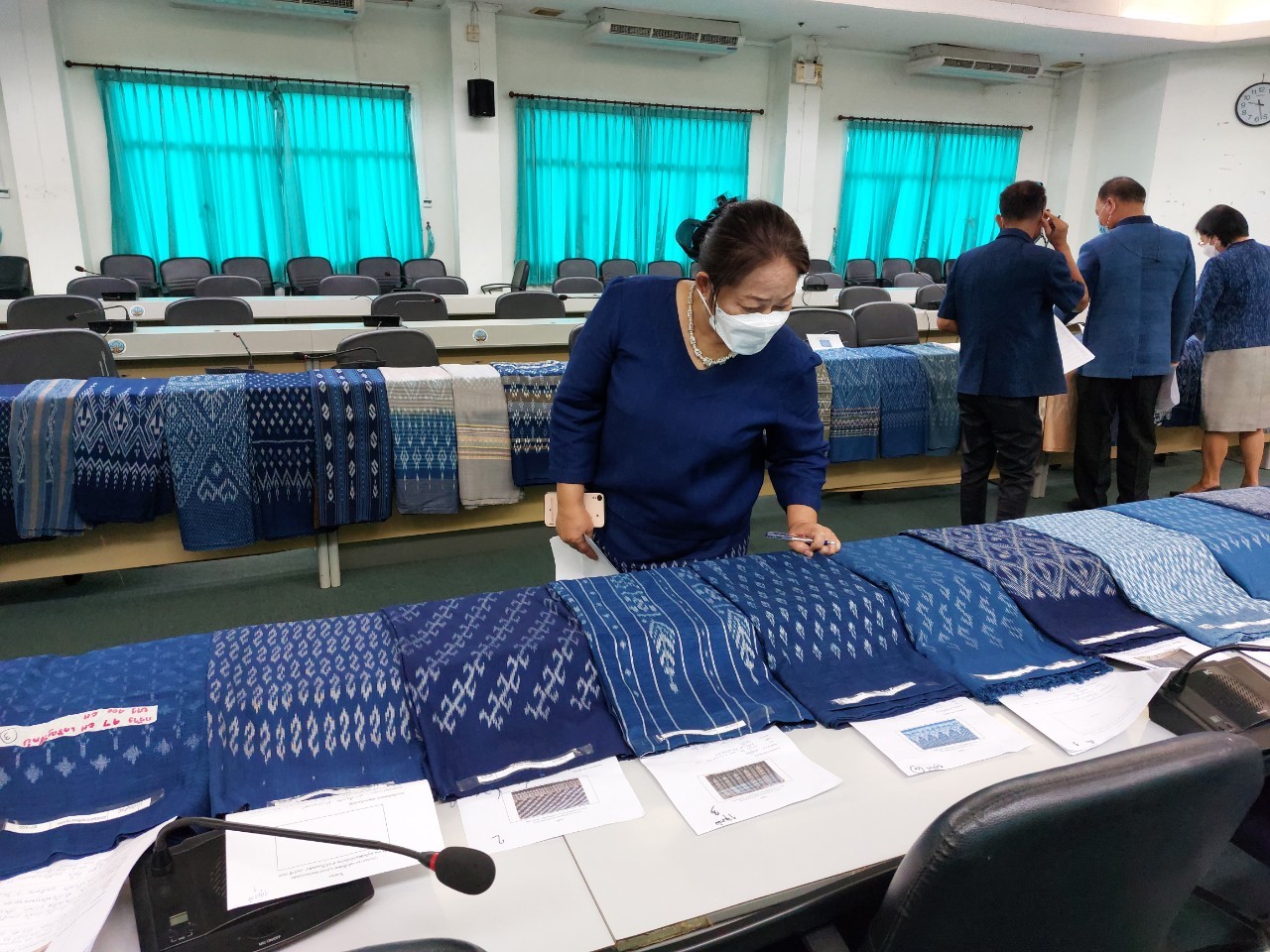 จังหวัดสกลนคร : จัดประกวดลายผ้าย้อมครามประจำจังหวัดสกลนคร “สืบสาน อนุรักษ์ศิลป์ผ้าถิ่นไทย ดำรงไว้ในแผ่นดิน” ประจำปี 2565