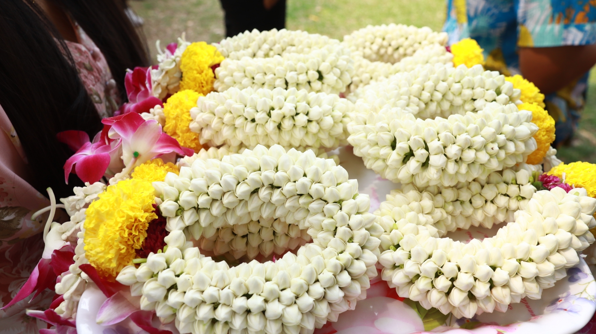 จังหวัดสกลนคร จัดสรงน้ำพระพุทธรูปและรดน้ำขอพร เนื่องในเทศกาลวันสงกรานต์ ปี 2565