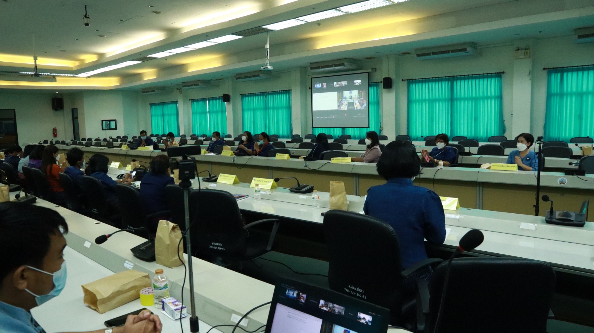 พช.สกลนคร : ร่วมรับการตรวจราชการของผู้ตรวจราชการกรมการพัฒนาชุมชน กระทรวงมหาดไทย และร่วมประชุมติดตามการขับเคลื่อนการดำเนินงานขจัดความยากจนและพัฒนาคนทุกช่วงวัยอย่างยั่งยืน ตามหลักปรัชญาของเศรษฐกิจพอเพียงในระดับพื้นที่