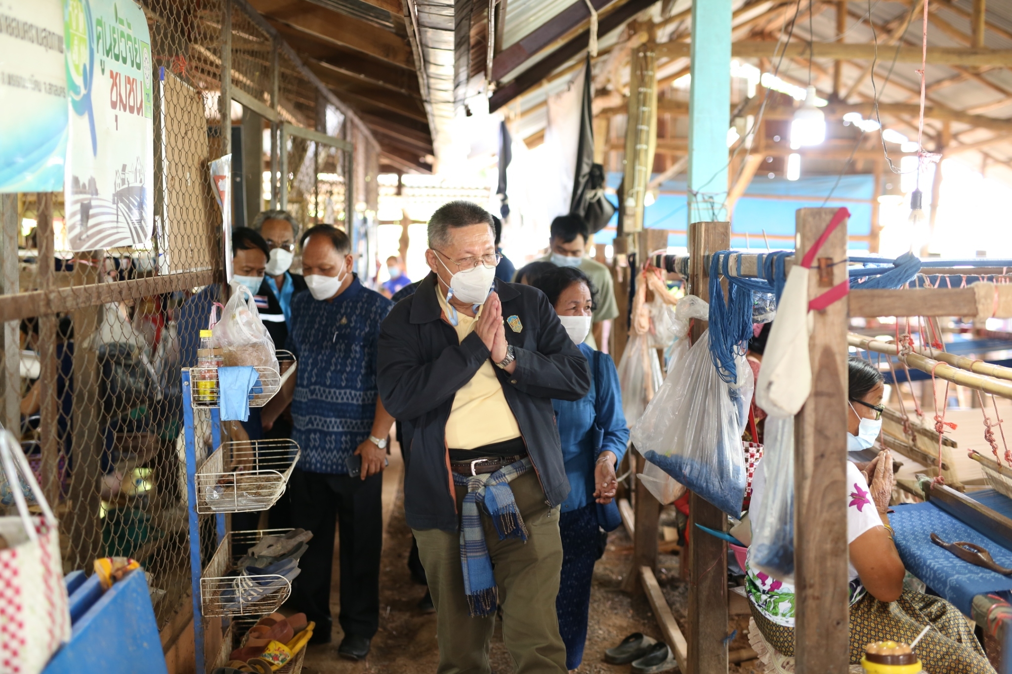 คณะทำงานกลั่นกรองแผนงาน/โครงการ สำหรับรองนายกรัฐมนตรี (นายอนุทิน ชาญวีรกูล) : สำรวจความเหมาะสมและความพร้อมของโครงการเพิ่มศักยภาพศูนย์เรียนรู้ผ้าย้อมครามบ้านดอนกอย “วิชชาลัยดอนกอย” วิถีแห่งการพัฒนาที่ยั่งยืน