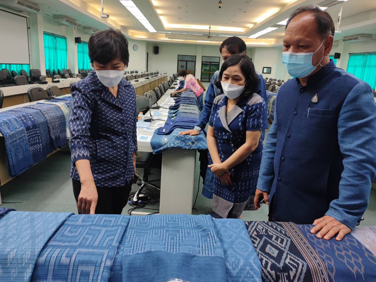 จังหวัดสกลนคร : จัดประกวดลายผ้าย้อมครามประจำจังหวัดสกลนคร “สืบสาน อนุรักษ์ศิลป์ผ้าถิ่นไทย ดำรงไว้ในแผ่นดิน” ประจำปี 2565