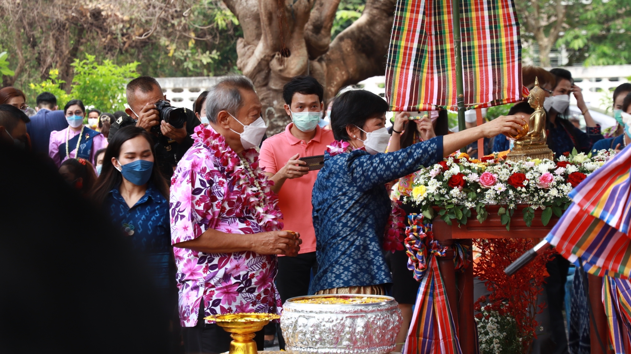 จังหวัดสกลนคร จัดสรงน้ำพระพุทธรูปและรดน้ำขอพร เนื่องในเทศกาลวันสงกรานต์ ปี 2565