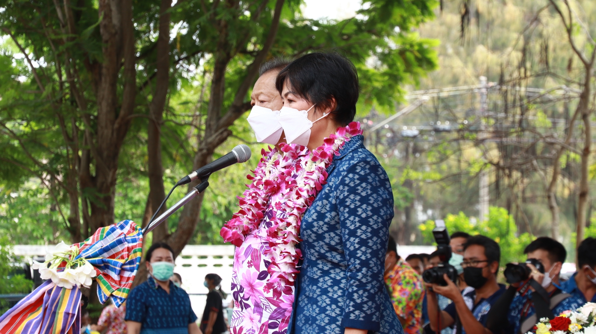 จังหวัดสกลนคร จัดสรงน้ำพระพุทธรูปและรดน้ำขอพร เนื่องในเทศกาลวันสงกรานต์ ปี 2565