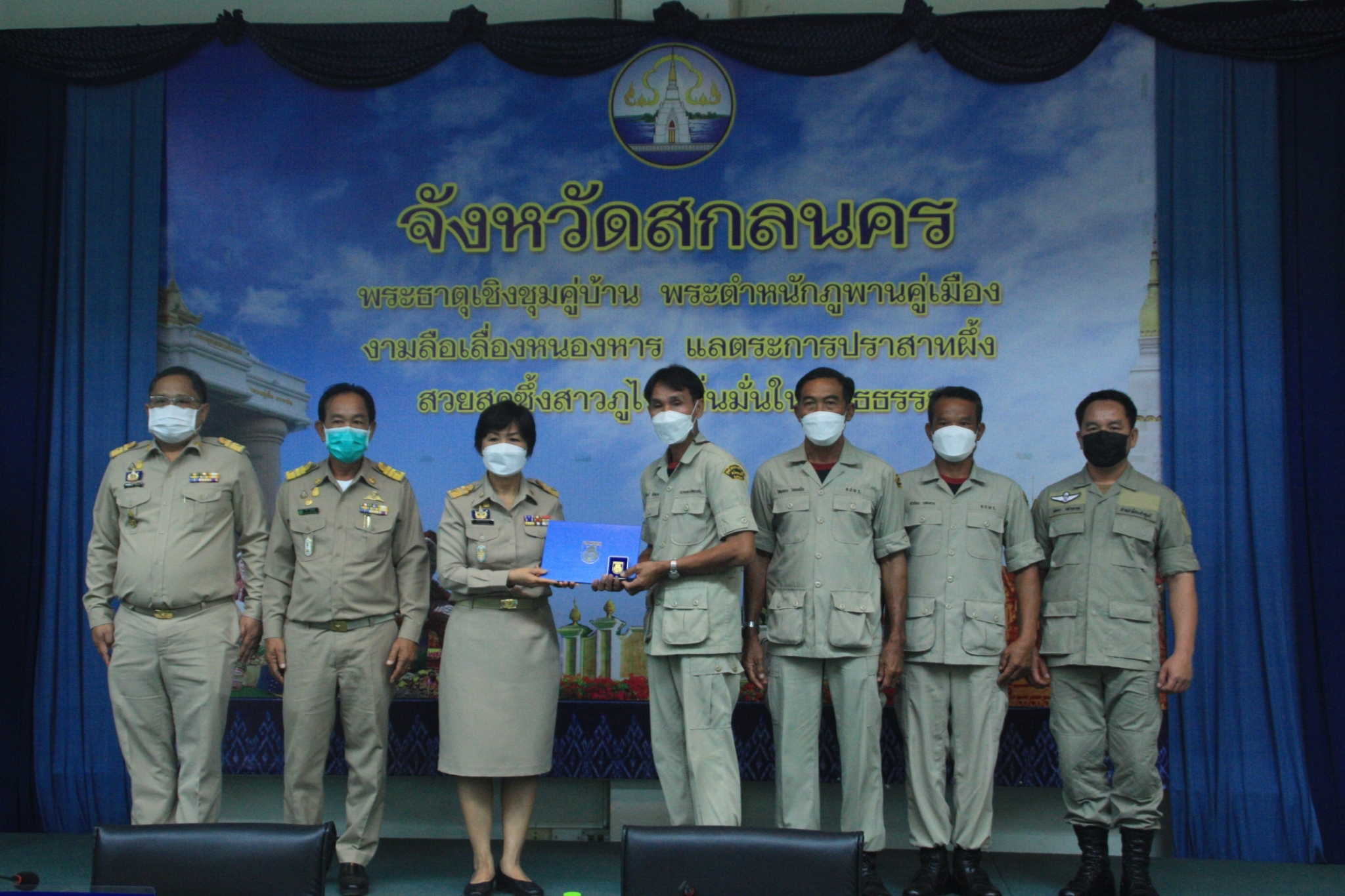 จังหวัดสกลนคร : ขับเคลื่อนการขจัดความยากจนและพัฒนาคนทุกช่วงวัยอย่างยั่งยืนตามหลักปรัชญาของเศรษฐกิจพอเพียง ผ่านที่ประชุมคณะกรมการจังหวัดและหัวหน้าส่วนราชการจังหวัดสกลนคร ประจำเดือนเมษายน 2565