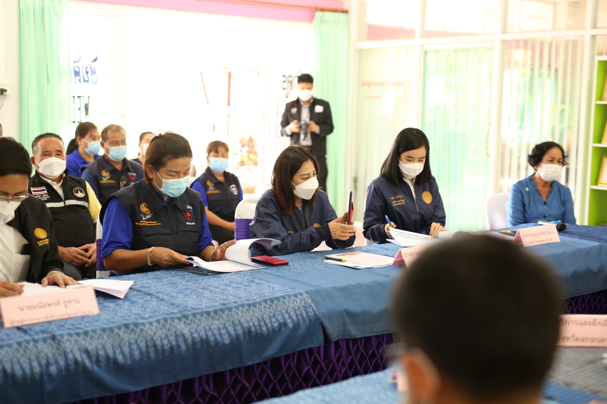 คณะทำงานกลั่นกรองแผนงาน/โครงการ สำหรับรองนายกรัฐมนตรี (นายอนุทิน ชาญวีรกูล) : สำรวจความเหมาะสมและความพร้อมของโครงการเพิ่มศักยภาพศูนย์เรียนรู้ผ้าย้อมครามบ้านดอนกอย “วิชชาลัยดอนกอย” วิถีแห่งการพัฒนาที่ยั่งยืน