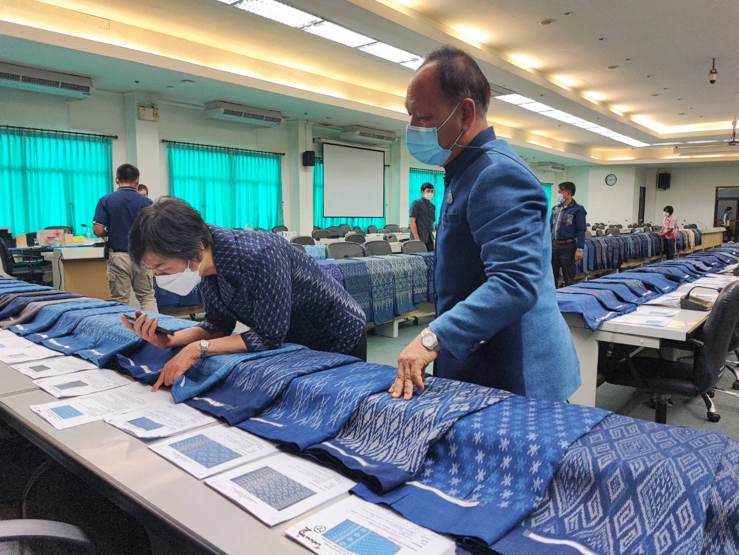 จังหวัดสกลนคร : จัดประกวดลายผ้าย้อมครามประจำจังหวัดสกลนคร “สืบสาน อนุรักษ์ศิลป์ผ้าถิ่นไทย ดำรงไว้ในแผ่นดิน” ประจำปี 2565