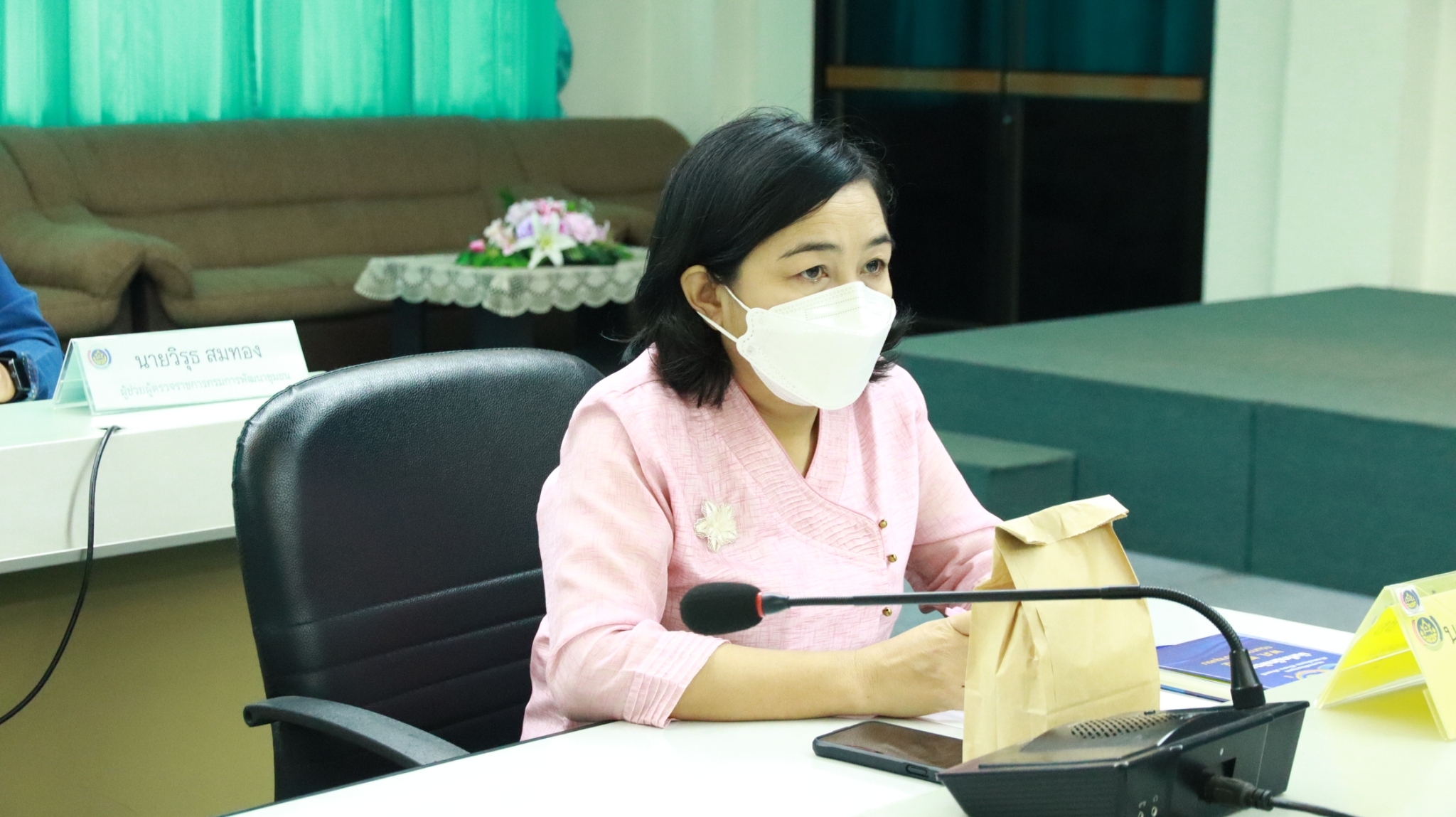 พช.สกลนคร : ร่วมรับการตรวจราชการของผู้ตรวจราชการกรมการพัฒนาชุมชน กระทรวงมหาดไทย และร่วมประชุมติดตามการขับเคลื่อนการดำเนินงานขจัดความยากจนและพัฒนาคนทุกช่วงวัยอย่างยั่งยืน ตามหลักปรัชญาของเศรษฐกิจพอเพียงในระดับพื้นที่