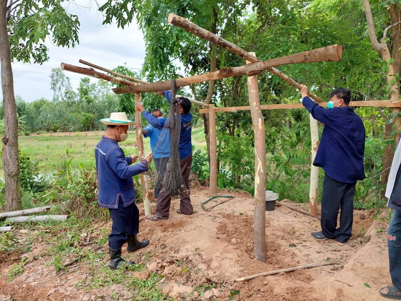 พจ.สกลนคร : เอามื้อสามัคคี “โคก หนองนา โมเดล”