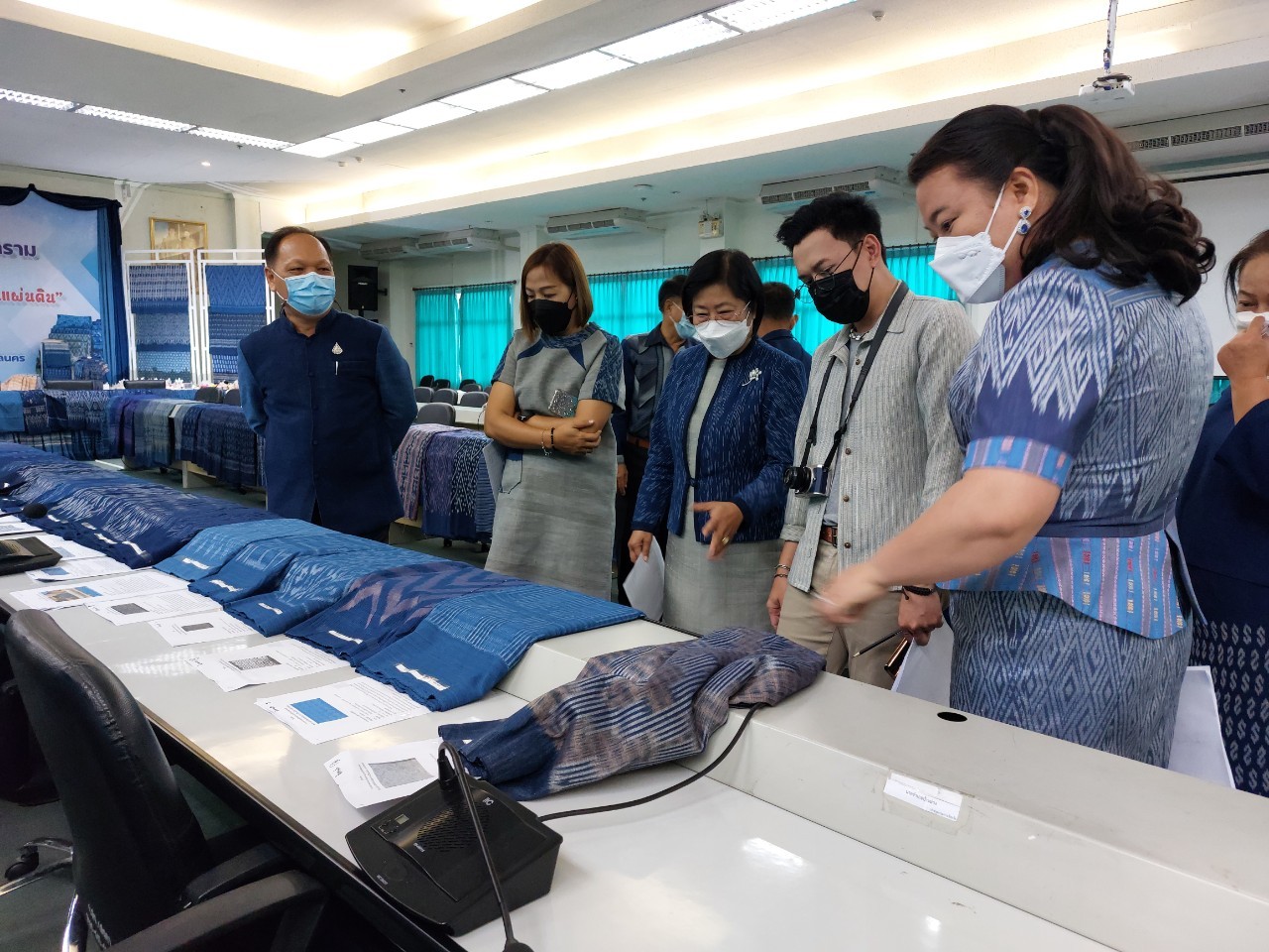 จังหวัดสกลนคร : จัดประกวดลายผ้าย้อมครามประจำจังหวัดสกลนคร “สืบสาน อนุรักษ์ศิลป์ผ้าถิ่นไทย ดำรงไว้ในแผ่นดิน” ประจำปี 2565