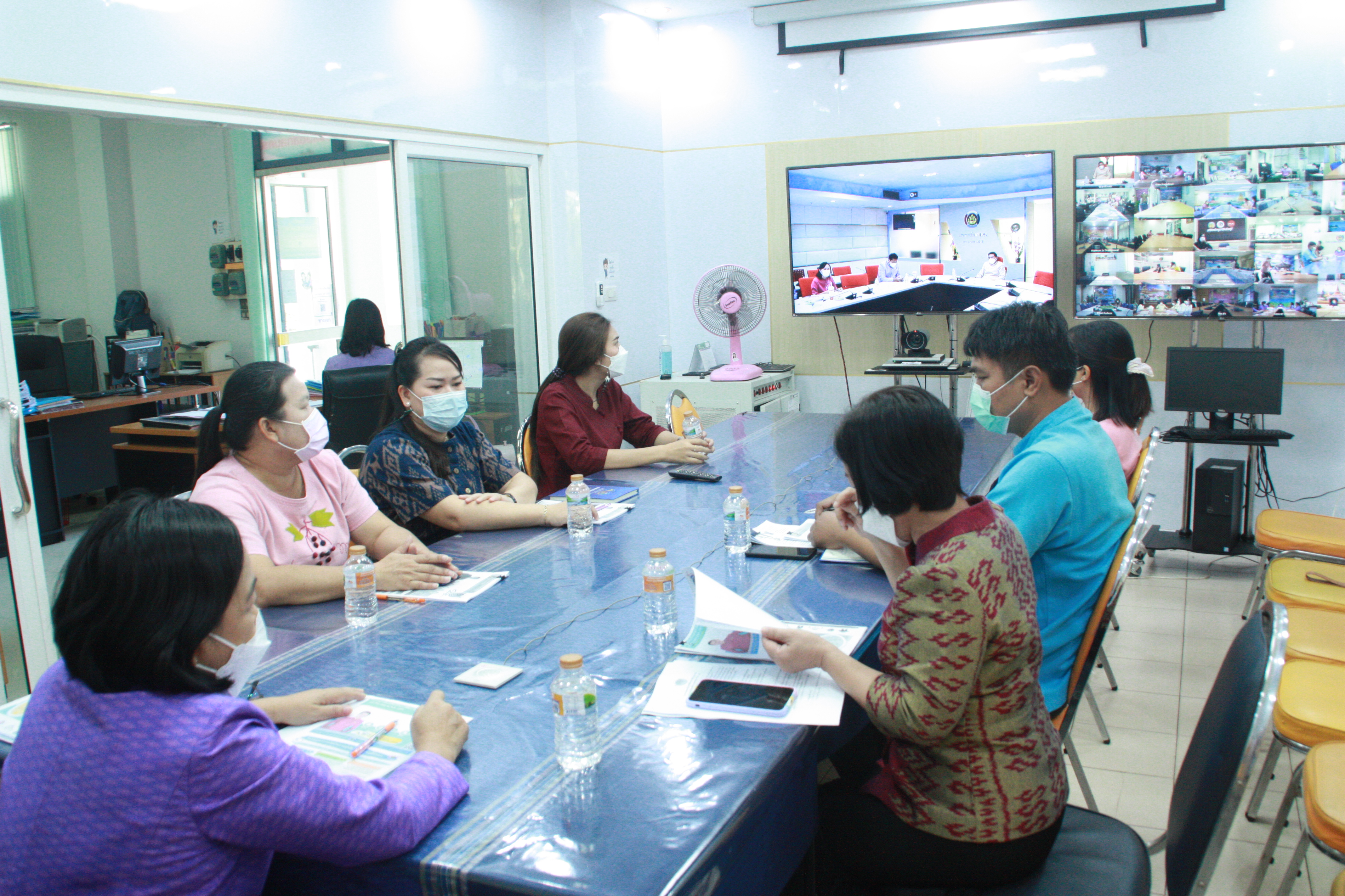 พช.สกลนคร : ร่วมประชุมการชี้แจงแนวทางการดำเนินงานโครงการพัฒนาชุมชนใสสะอาด ประจำปีงบประมาณ พ.ศ. 2565 ผ่านระบบ Conference