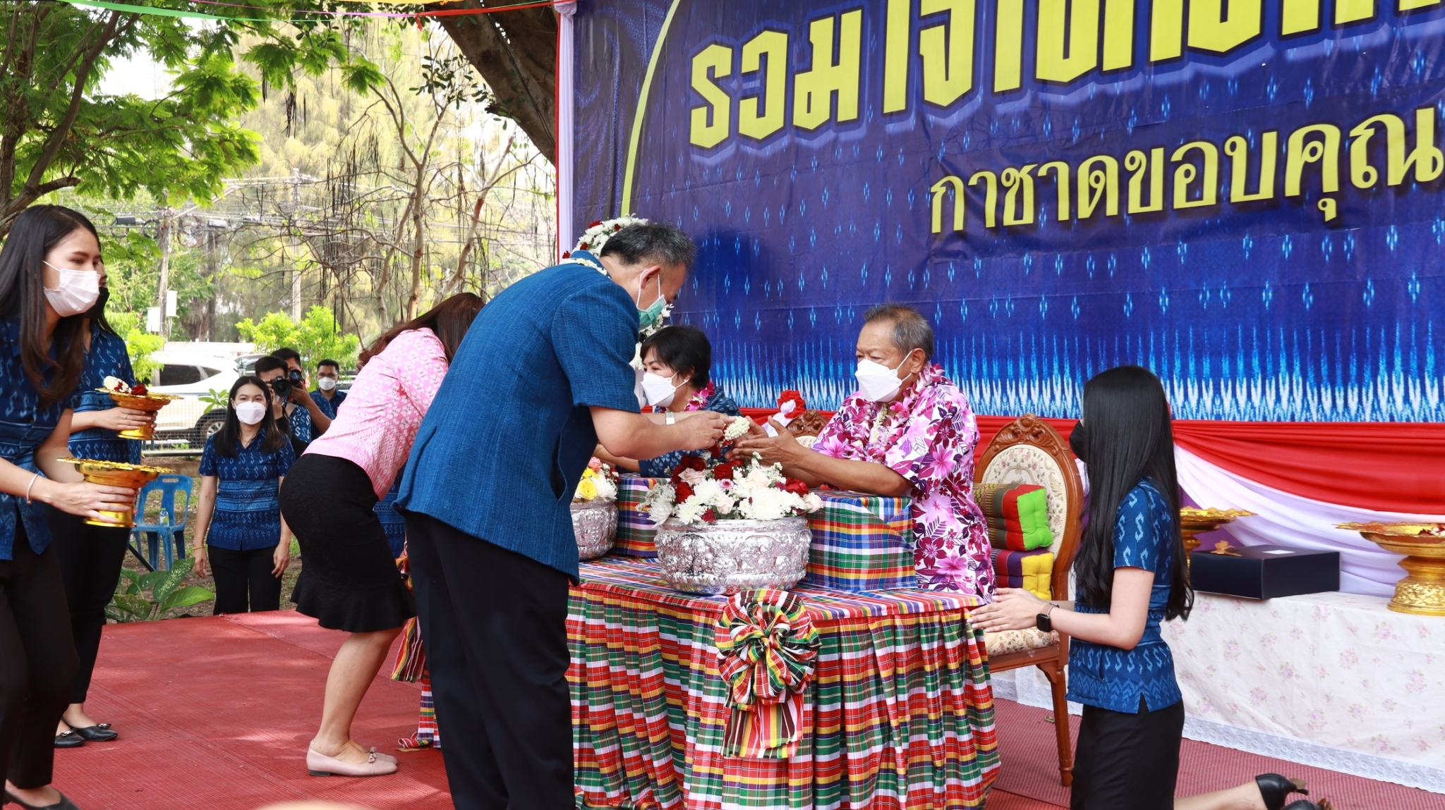 จังหวัดสกลนคร จัดสรงน้ำพระพุทธรูปและรดน้ำขอพร เนื่องในเทศกาลวันสงกรานต์ ปี 2565