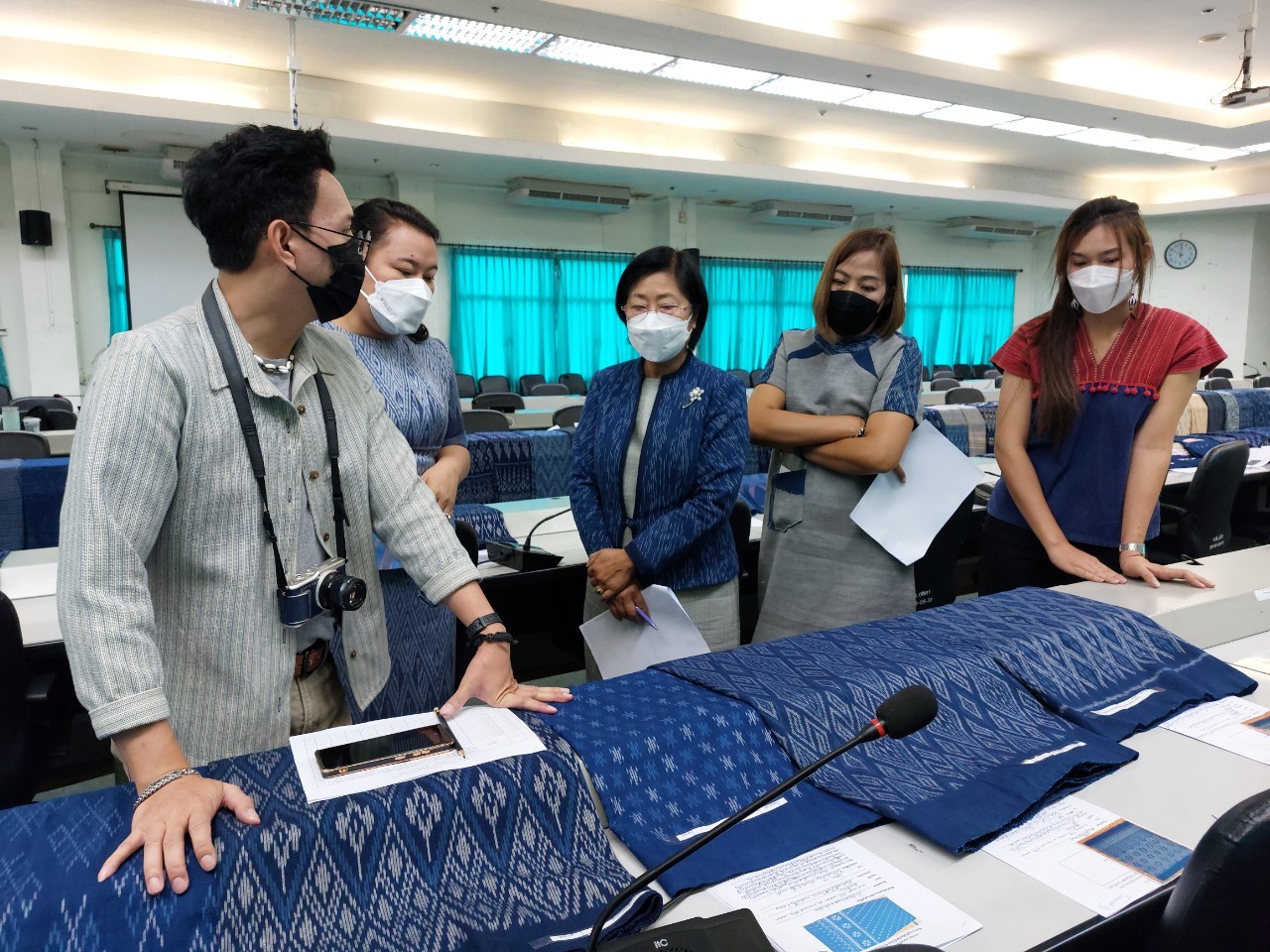 จังหวัดสกลนคร : จัดประกวดลายผ้าย้อมครามประจำจังหวัดสกลนคร “สืบสาน อนุรักษ์ศิลป์ผ้าถิ่นไทย ดำรงไว้ในแผ่นดิน” ประจำปี 2565