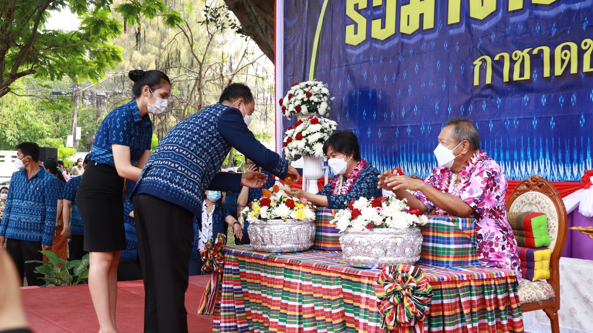 จังหวัดสกลนคร จัดสรงน้ำพระพุทธรูปและรดน้ำขอพร เนื่องในเทศกาลวันสงกรานต์ ปี 2565