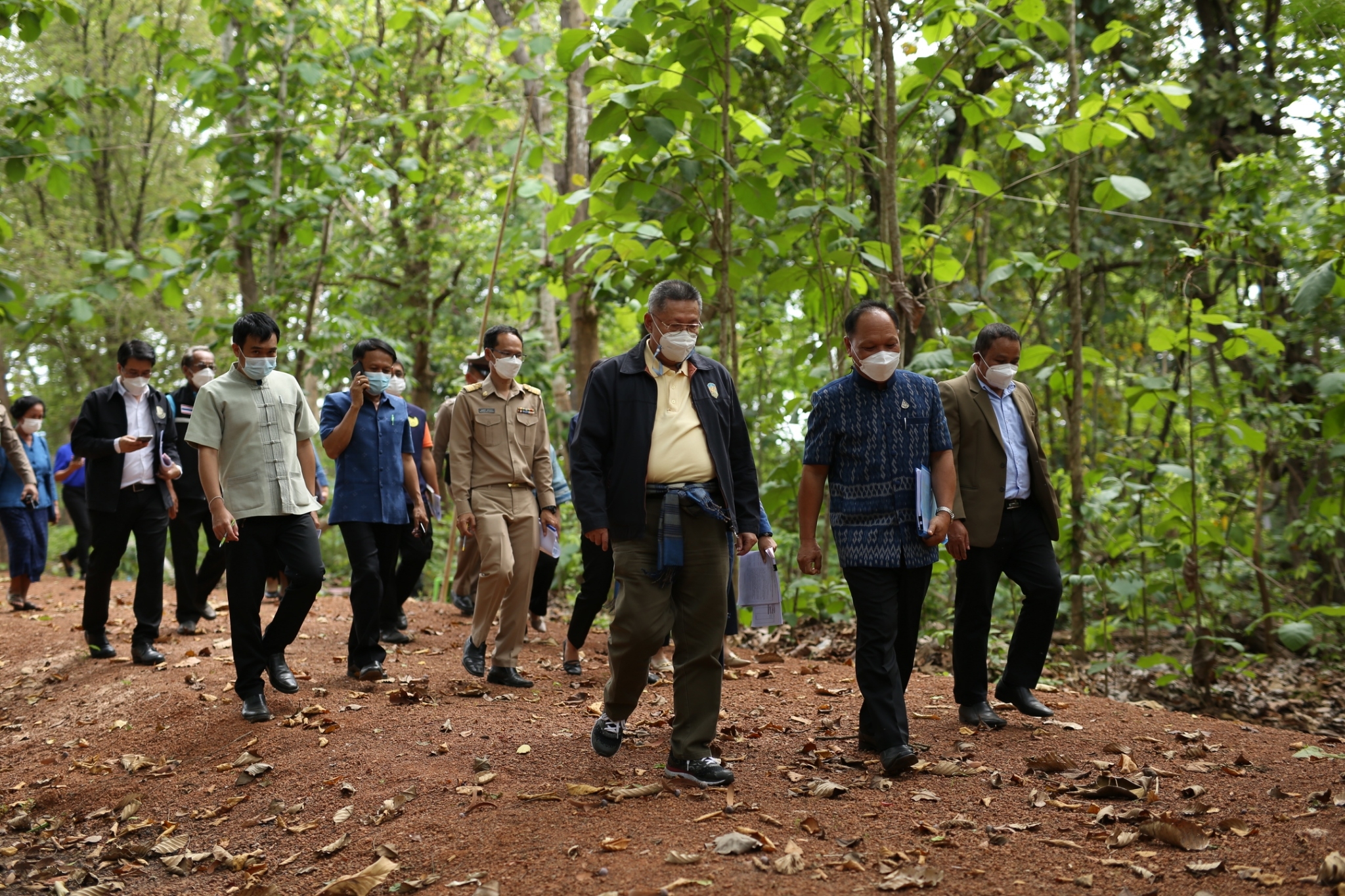 คณะทำงานกลั่นกรองแผนงาน/โครงการ สำหรับรองนายกรัฐมนตรี (นายอนุทิน ชาญวีรกูล) : สำรวจความเหมาะสมและความพร้อมของโครงการเพิ่มศักยภาพศูนย์เรียนรู้ผ้าย้อมครามบ้านดอนกอย “วิชชาลัยดอนกอย” วิถีแห่งการพัฒนาที่ยั่งยืน
