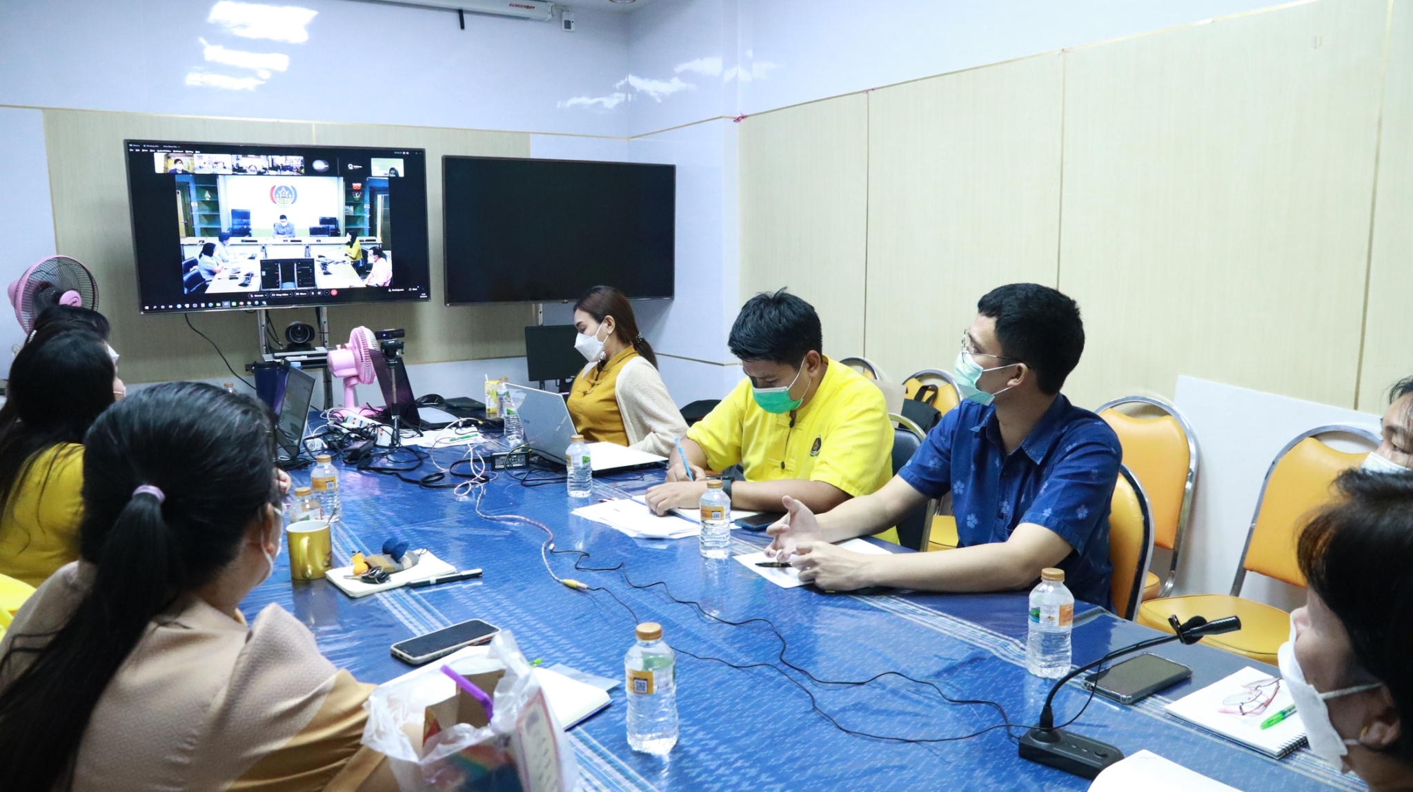 พช.สกลนคร : ร่วมประชุมซักซ้อมการดำเนินงานขจัดความยากจนและพัฒนาคนทุกช่วงวัยอย่างยั่งยืนตามหลักปรัชญาของเศรษฐกิจพอเพียง
