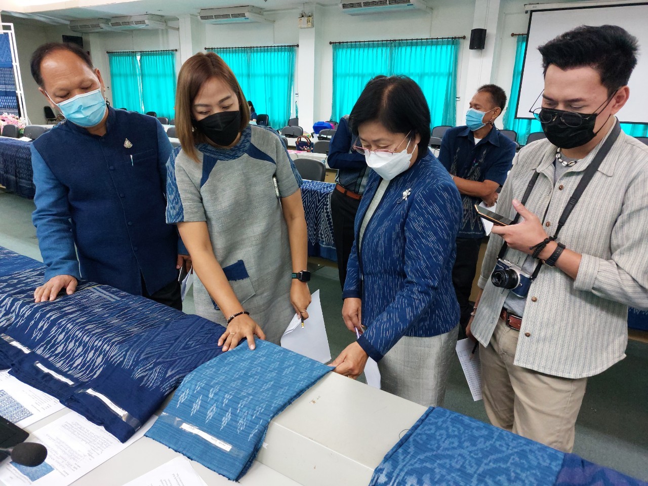 จังหวัดสกลนคร : จัดประกวดลายผ้าย้อมครามประจำจังหวัดสกลนคร “สืบสาน อนุรักษ์ศิลป์ผ้าถิ่นไทย ดำรงไว้ในแผ่นดิน” ประจำปี 2565