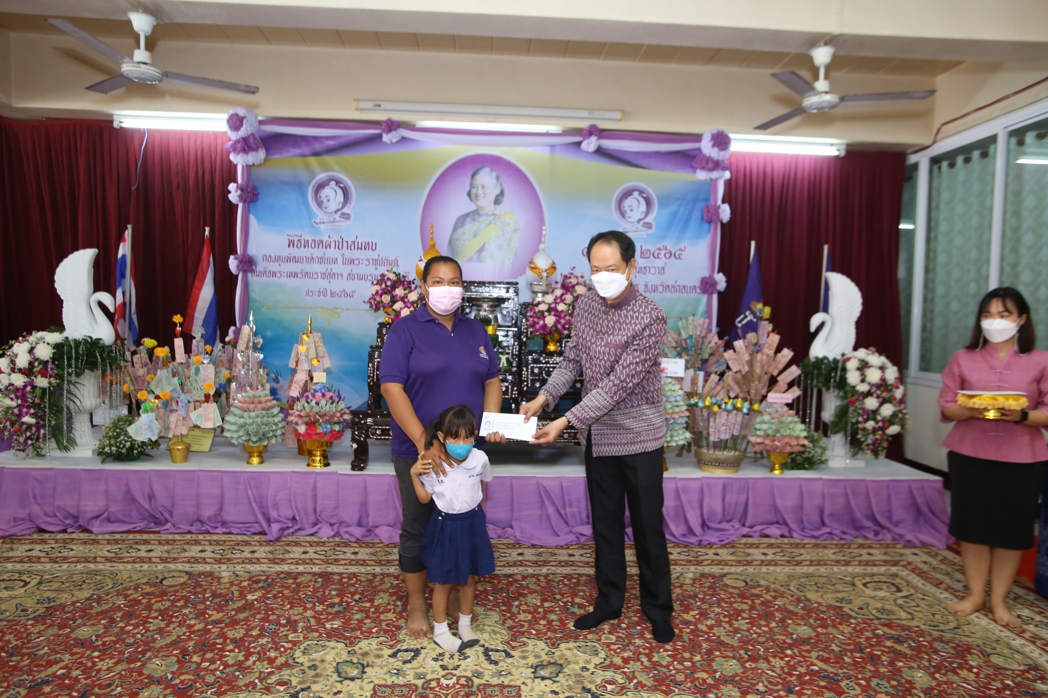 จังหวัดสกลนคร ทอดผ้าป่าสมทบกองทุนเด็กชนบท ในพระราชูปถัมภ์สมเด็จพระเทพรัตนราชสุดาฯ สยามบรมราชกุมารี ปี 2565