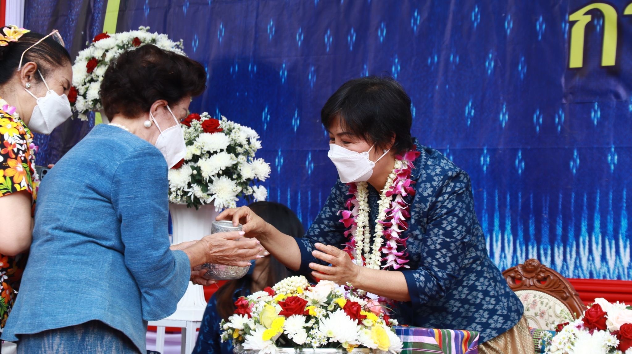 จังหวัดสกลนคร จัดสรงน้ำพระพุทธรูปและรดน้ำขอพร เนื่องในเทศกาลวันสงกรานต์ ปี 2565