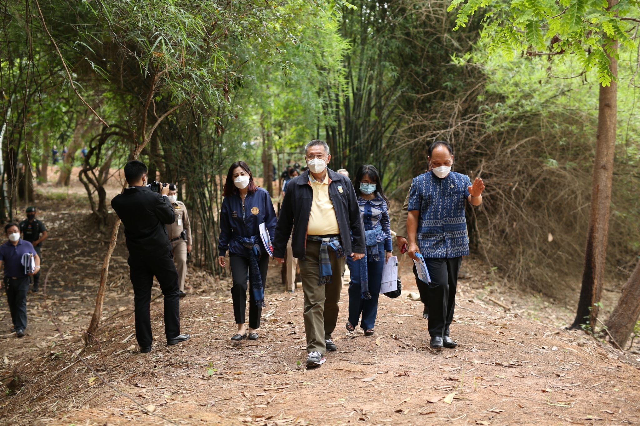 คณะทำงานกลั่นกรองแผนงาน/โครงการ สำหรับรองนายกรัฐมนตรี (นายอนุทิน ชาญวีรกูล) : สำรวจความเหมาะสมและความพร้อมของโครงการเพิ่มศักยภาพศูนย์เรียนรู้ผ้าย้อมครามบ้านดอนกอย “วิชชาลัยดอนกอย” วิถีแห่งการพัฒนาที่ยั่งยืน