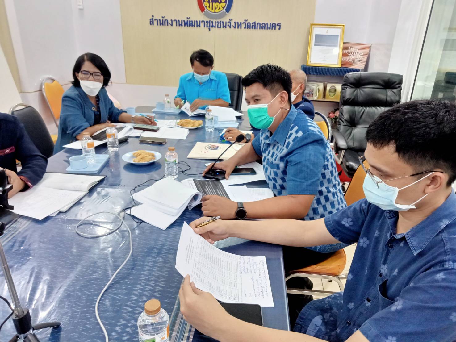 พช.สกลนคร :  ซักซ้อมแนวทางการดำเนินงานขจัดความยากจนและพัฒนาคนทุกช่วงวัยอย่างยั่งยืนตามหลักปรัชญาของเศรษฐกิจพอเพียงจังหวัดสกลนคร และชี้แจงการดำเนินงานภายใต้บันทึกข้อตกลงความร่วมมือในการแก้ไขปัญหาความยากจนเชิงบูรณาการระหว่างกรมการพัฒนาชุมชน กระทรวงมหาดไทย กับมูลนิธิป่อเต็กตึ้ง