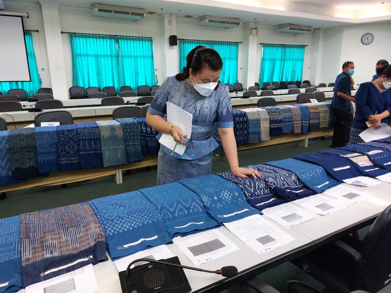 จังหวัดสกลนคร : จัดประกวดลายผ้าย้อมครามประจำจังหวัดสกลนคร “สืบสาน อนุรักษ์ศิลป์ผ้าถิ่นไทย ดำรงไว้ในแผ่นดิน” ประจำปี 2565