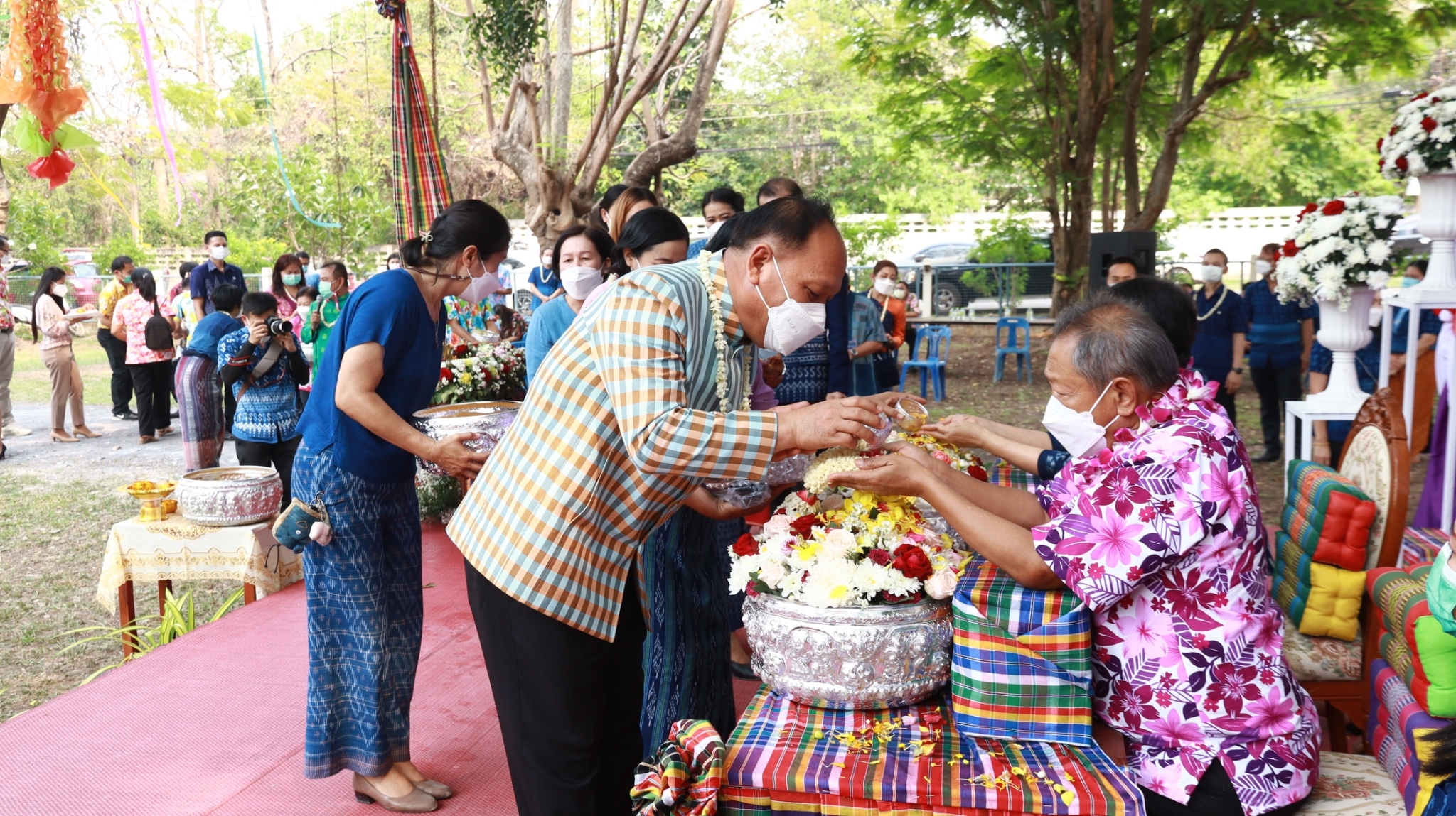 จังหวัดสกลนคร จัดสรงน้ำพระพุทธรูปและรดน้ำขอพร เนื่องในเทศกาลวันสงกรานต์ ปี 2565