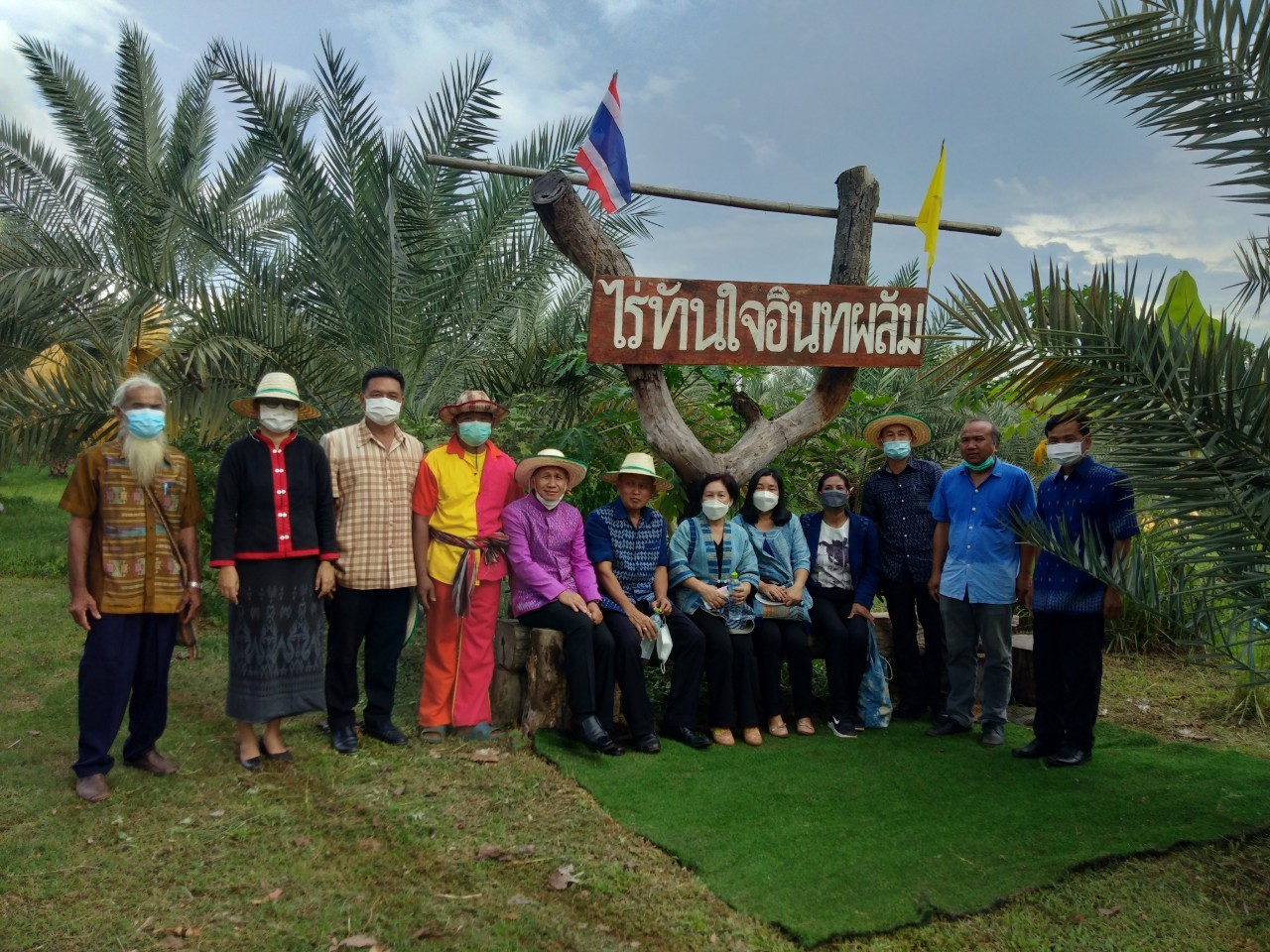 พช.สกลนคร : ดำเนินการ คัดสรรหมู่บ้านเศรษฐกิจพอเพียง”อยู่เย็น เป็นสุข” กิจกรรมพัฒนาชุมชนดีเด่น และกิจกรรมเชิดชูเกียรติ “คนกองทุนพัฒนาบทบาทสตรี” ดีเด่น ประจำปี 2565