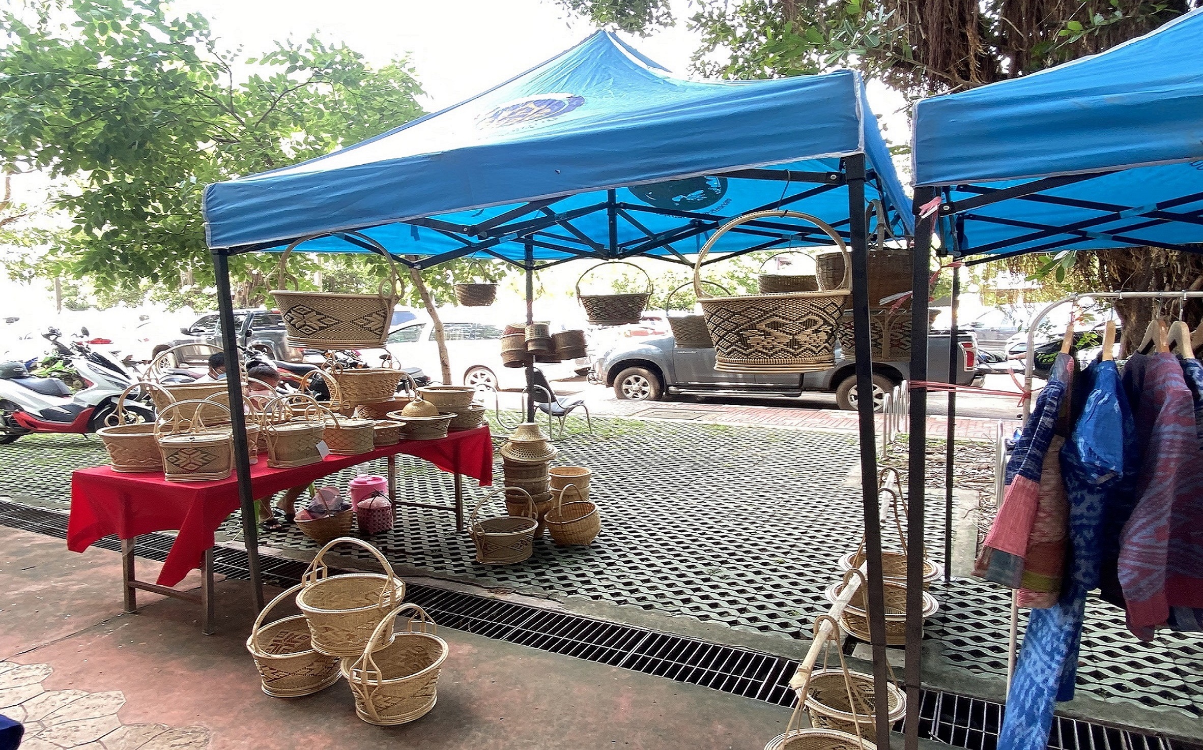 พช.สกลนคร : จัดตลาดนัดสินค้า OTOP สู้ภัยโควิด-19 ครั้งที่ 6