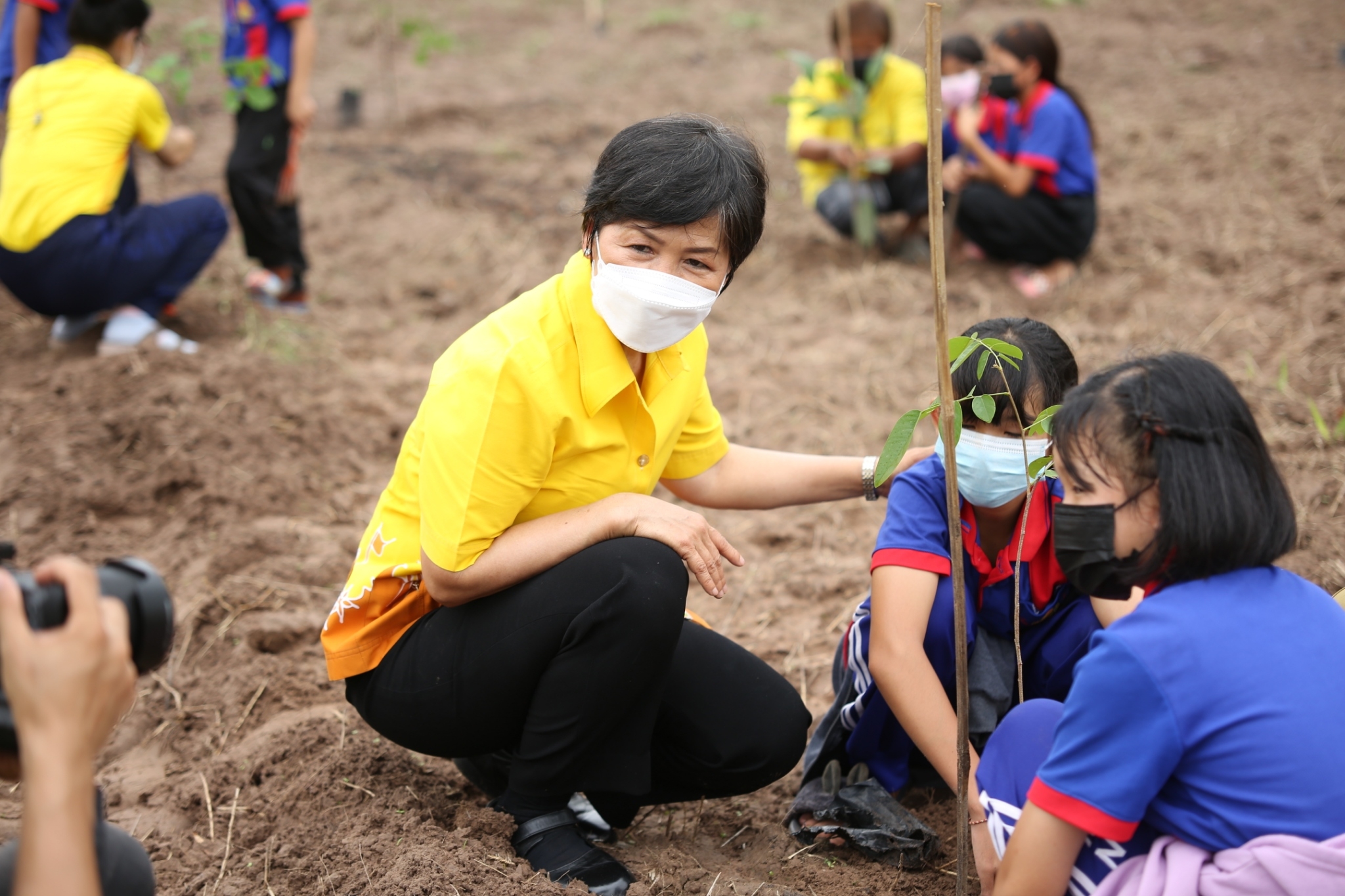 จังหวัดสกลนคร : KICK OFF โครงการปลูกป่าชุมชนเฉลิมพระเกียรติ พระบาทสมเด็จพระเจ้าอยู่หัว เนื่องในโอกาสมหามงคลเฉลิมพระชนมพรรษา 70 พรรษา 28 กรกฎาคม 2565 และ สมเด็จพระนางเจ้าสิริกิติ์ พระบรมราชินีนาถ พระบรมราชชนนีพันปีหลวง เนื่องในโอกาสมหามงคลเฉลิมพระชนมพรรษา 90 พรรษา 12 สิงหาคม 2565 และ โครงการ “ปลูกป่าในใจคน” ขยายผลการท่องเที่ยวโดยชุมชนตามรอยองค์หลวงปู่มั่น ภูริทัตโต