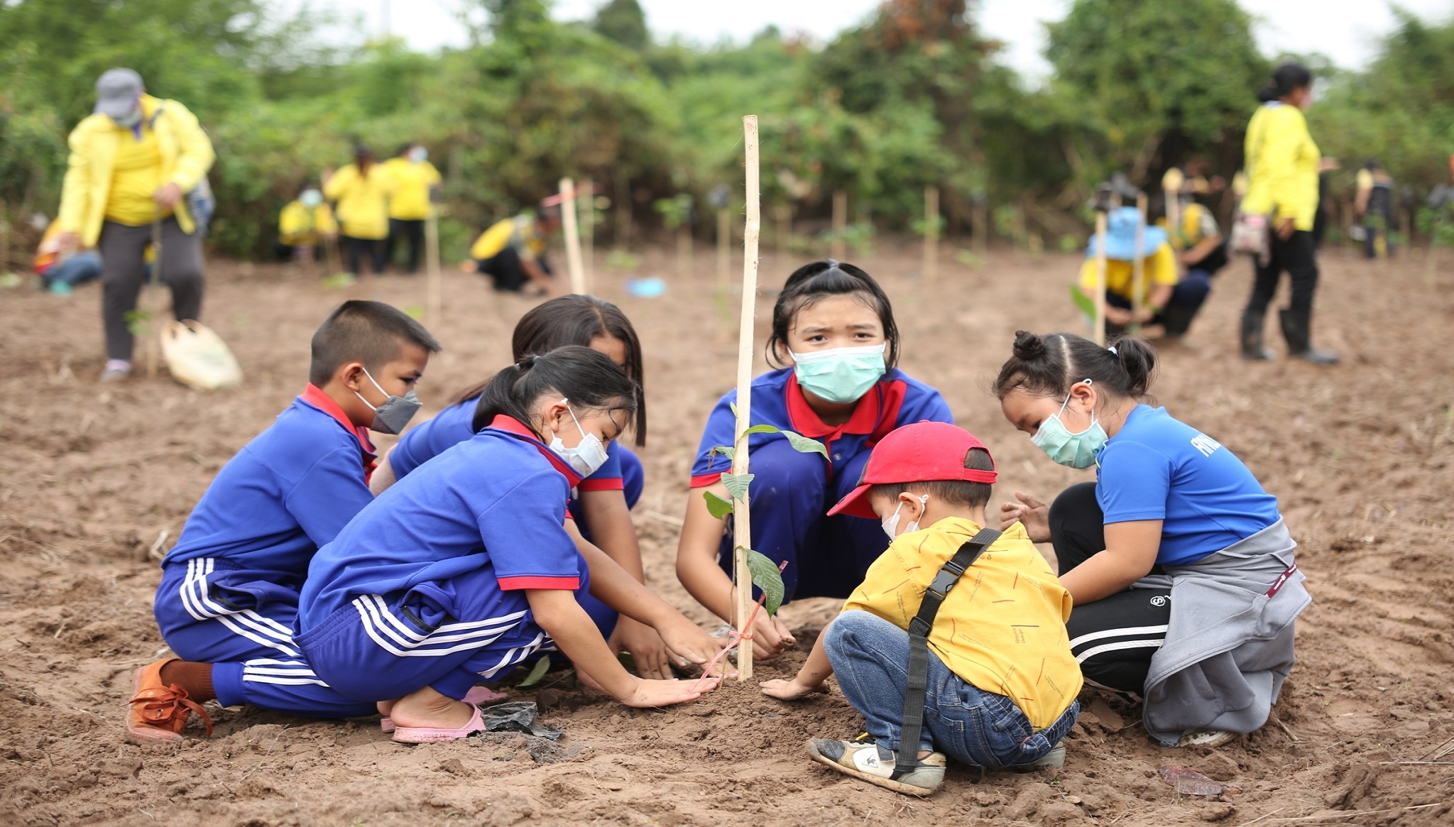 จังหวัดสกลนคร : KICK OFF โครงการปลูกป่าชุมชนเฉลิมพระเกียรติ พระบาทสมเด็จพระเจ้าอยู่หัว เนื่องในโอกาสมหามงคลเฉลิมพระชนมพรรษา 70 พรรษา 28 กรกฎาคม 2565 และ สมเด็จพระนางเจ้าสิริกิติ์ พระบรมราชินีนาถ พระบรมราชชนนีพันปีหลวง เนื่องในโอกาสมหามงคลเฉลิมพระชนมพรรษา 90 พรรษา 12 สิงหาคม 2565 และ โครงการ “ปลูกป่าในใจคน” ขยายผลการท่องเที่ยวโดยชุมชนตามรอยองค์หลวงปู่มั่น ภูริทัตโต