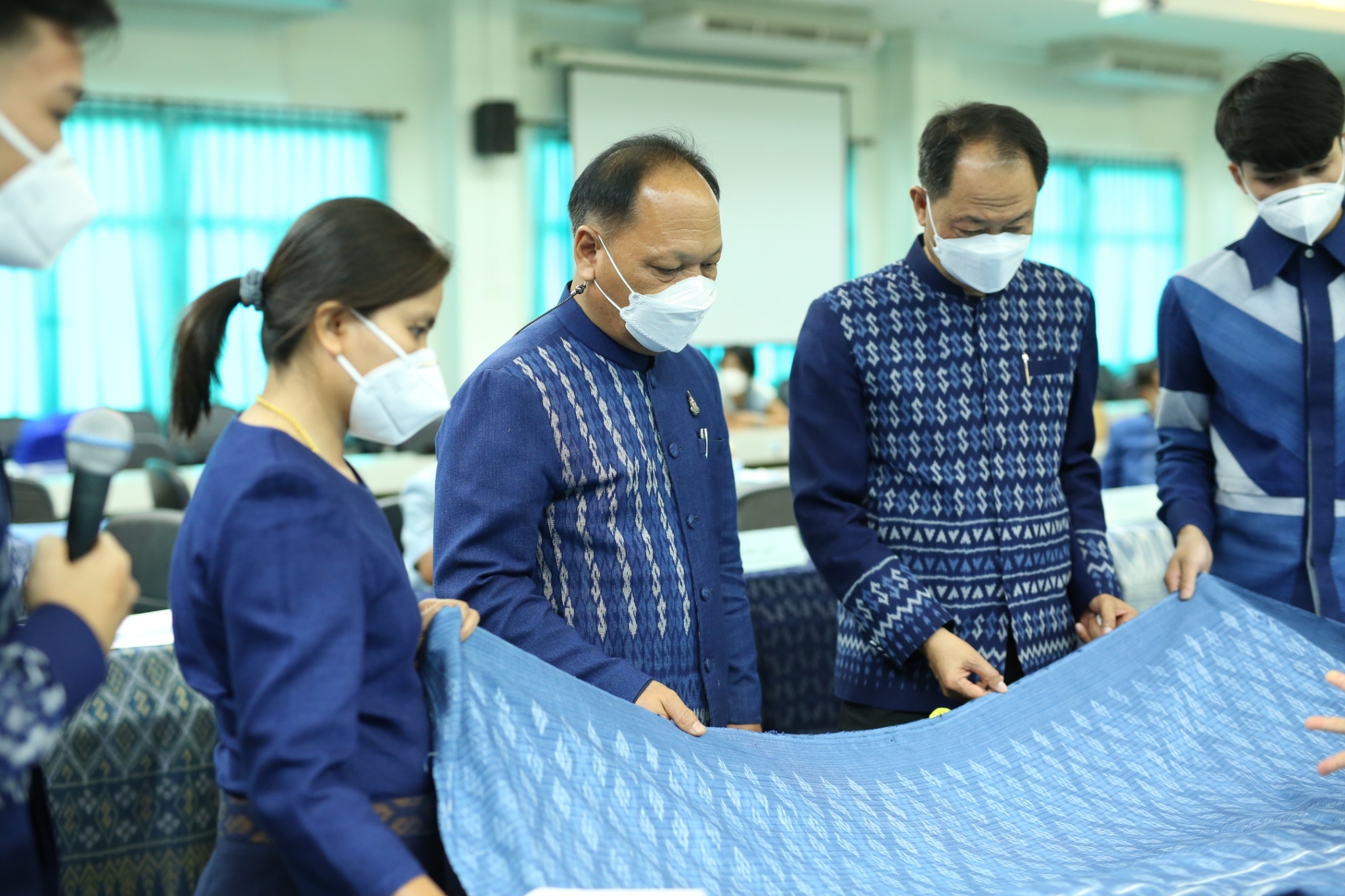 จังหวัดสกลนคร : จัดประกวดลายผ้าย้อมครามประจำจังหวัดสกลนคร “สืบสาน อนุรักษ์ศิลป์ผ้าถิ่นไทย ดำรงไว้ในแผ่นดิน” ประจำปี 2565