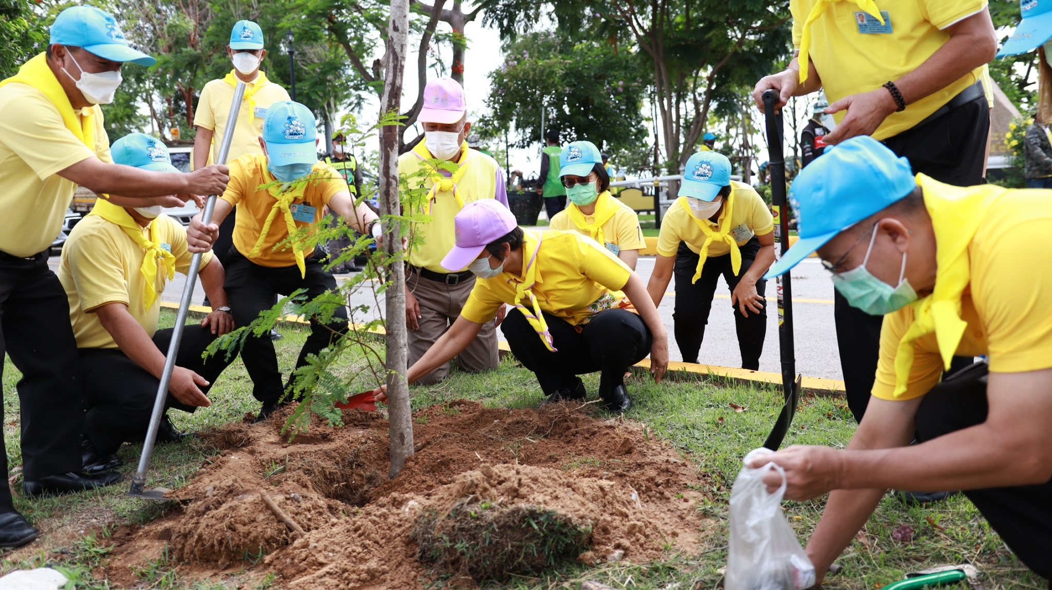 จังหวัดสกลนคร : จัดพิธีลงนามถวายพระพรชัยมงคล และกิจกรรมจิตอาสาพัฒนา เนื่องในโอกาสวันฉัตรมงคล 4 พฤษภาคม 2565