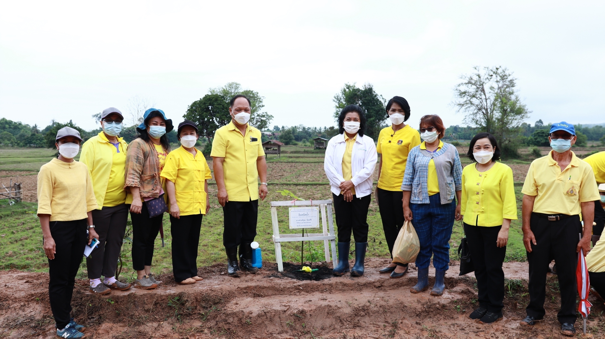 จังหวัดสกลนคร : KICK OFF โครงการปลูกป่าชุมชนเฉลิมพระเกียรติ พระบาทสมเด็จพระเจ้าอยู่หัว เนื่องในโอกาสมหามงคลเฉลิมพระชนมพรรษา 70 พรรษา 28 กรกฎาคม 2565 และ สมเด็จพระนางเจ้าสิริกิติ์ พระบรมราชินีนาถ พระบรมราชชนนีพันปีหลวง เนื่องในโอกาสมหามงคลเฉลิมพระชนมพรรษา 90 พรรษา 12 สิงหาคม 2565 และ โครงการ “ปลูกป่าในใจคน” ขยายผลการท่องเที่ยวโดยชุมชนตามรอยองค์หลวงปู่มั่น ภูริทัตโต
