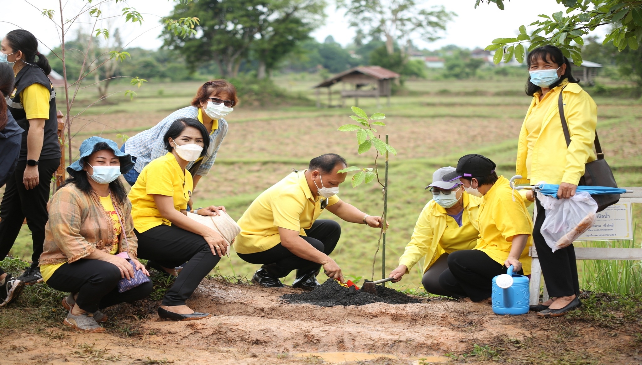จังหวัดสกลนคร : KICK OFF โครงการปลูกป่าชุมชนเฉลิมพระเกียรติ พระบาทสมเด็จพระเจ้าอยู่หัว เนื่องในโอกาสมหามงคลเฉลิมพระชนมพรรษา 70 พรรษา 28 กรกฎาคม 2565 และ สมเด็จพระนางเจ้าสิริกิติ์ พระบรมราชินีนาถ พระบรมราชชนนีพันปีหลวง เนื่องในโอกาสมหามงคลเฉลิมพระชนมพรรษา 90 พรรษา 12 สิงหาคม 2565 และ โครงการ “ปลูกป่าในใจคน” ขยายผลการท่องเที่ยวโดยชุมชนตามรอยองค์หลวงปู่มั่น ภูริทัตโต