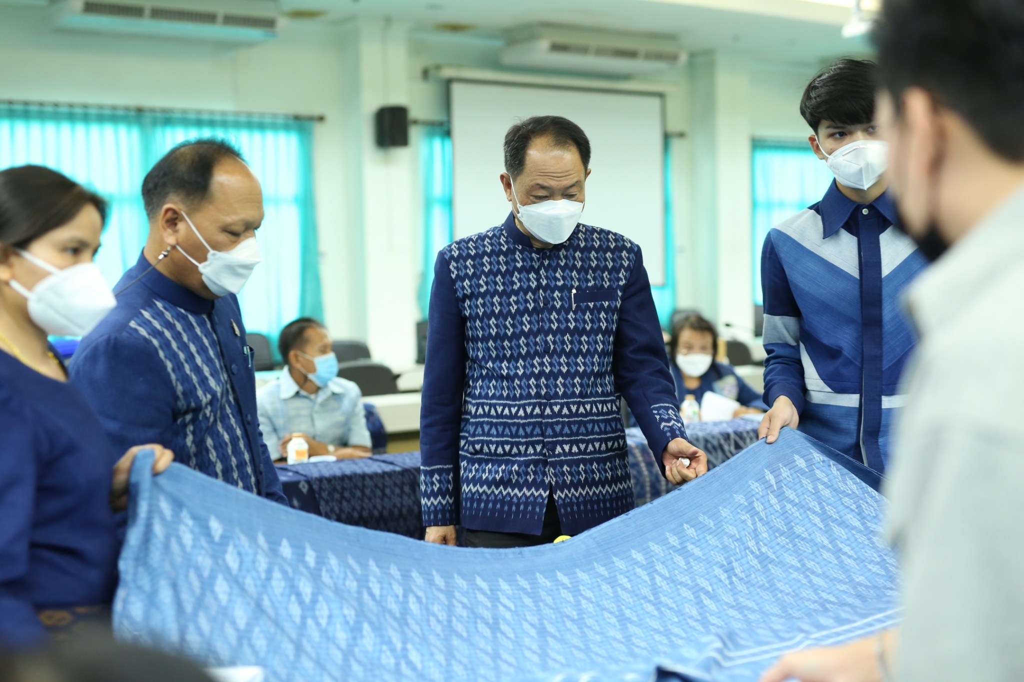 จังหวัดสกลนคร : จัดประกวดลายผ้าย้อมครามประจำจังหวัดสกลนคร “สืบสาน อนุรักษ์ศิลป์ผ้าถิ่นไทย ดำรงไว้ในแผ่นดิน” ประจำปี 2565