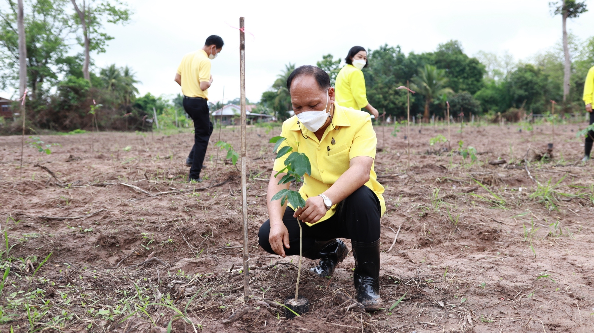 จังหวัดสกลนคร : KICK OFF โครงการปลูกป่าชุมชนเฉลิมพระเกียรติ พระบาทสมเด็จพระเจ้าอยู่หัว เนื่องในโอกาสมหามงคลเฉลิมพระชนมพรรษา 70 พรรษา 28 กรกฎาคม 2565 และ สมเด็จพระนางเจ้าสิริกิติ์ พระบรมราชินีนาถ พระบรมราชชนนีพันปีหลวง เนื่องในโอกาสมหามงคลเฉลิมพระชนมพรรษา 90 พรรษา 12 สิงหาคม 2565 และ โครงการ “ปลูกป่าในใจคน” ขยายผลการท่องเที่ยวโดยชุมชนตามรอยองค์หลวงปู่มั่น ภูริทัตโต