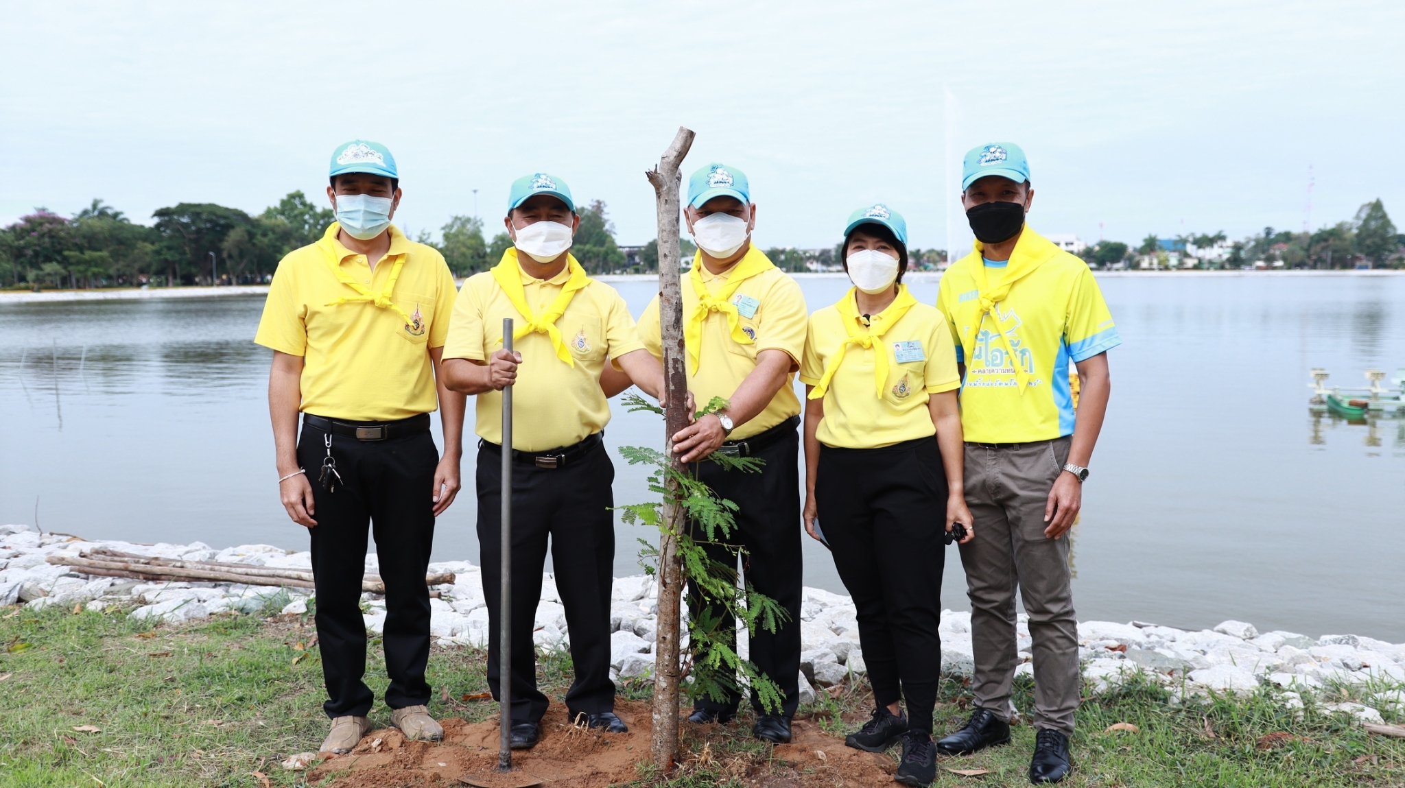 จังหวัดสกลนคร : จัดพิธีลงนามถวายพระพรชัยมงคล และกิจกรรมจิตอาสาพัฒนา เนื่องในโอกาสวันฉัตรมงคล 4 พฤษภาคม 2565